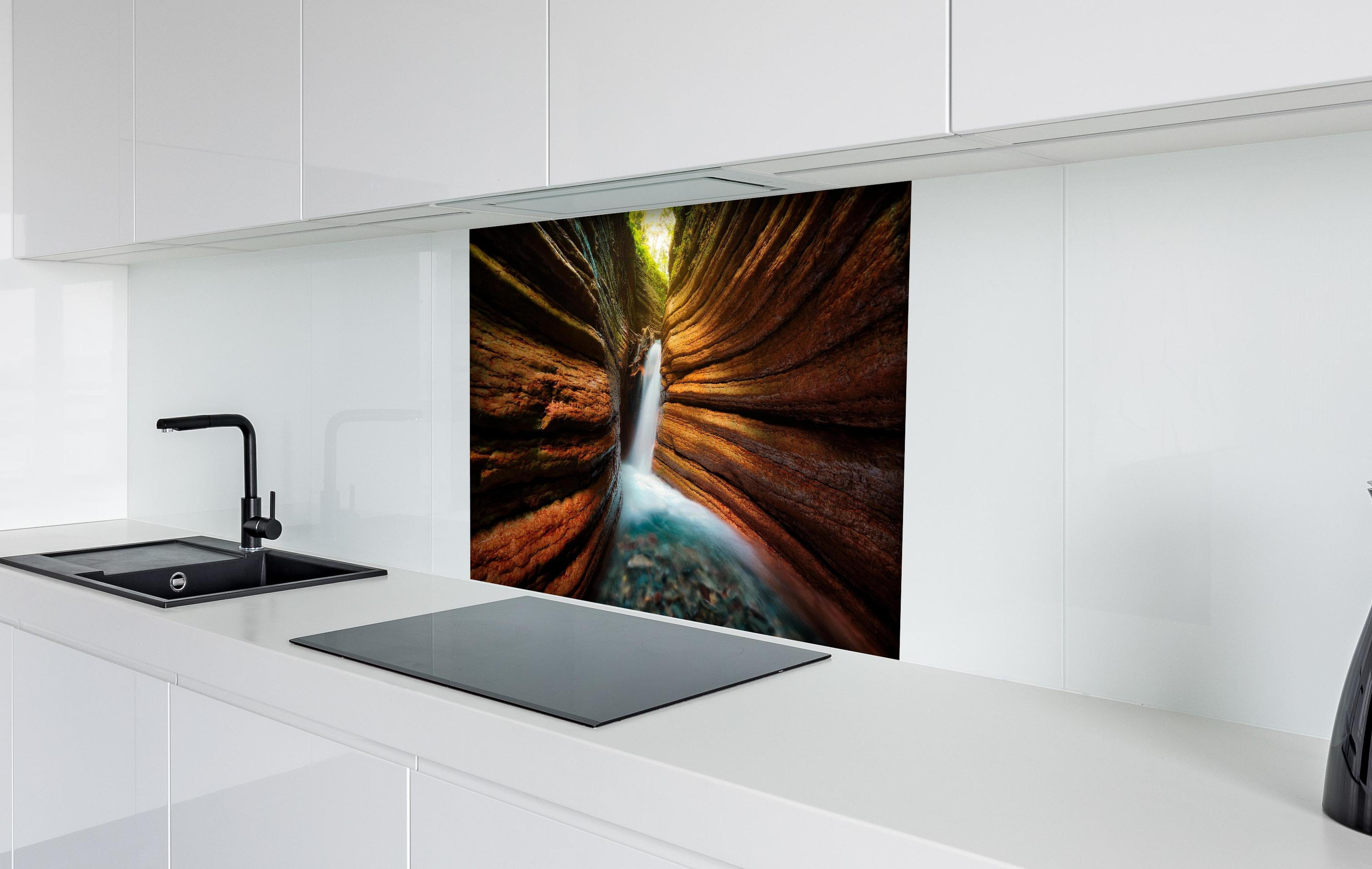 Spritzschutz - Tauglebach Klamm Slot Canyon River in Austria hinter einem Cerankochfeld zwischen Holz-Kochutensilien