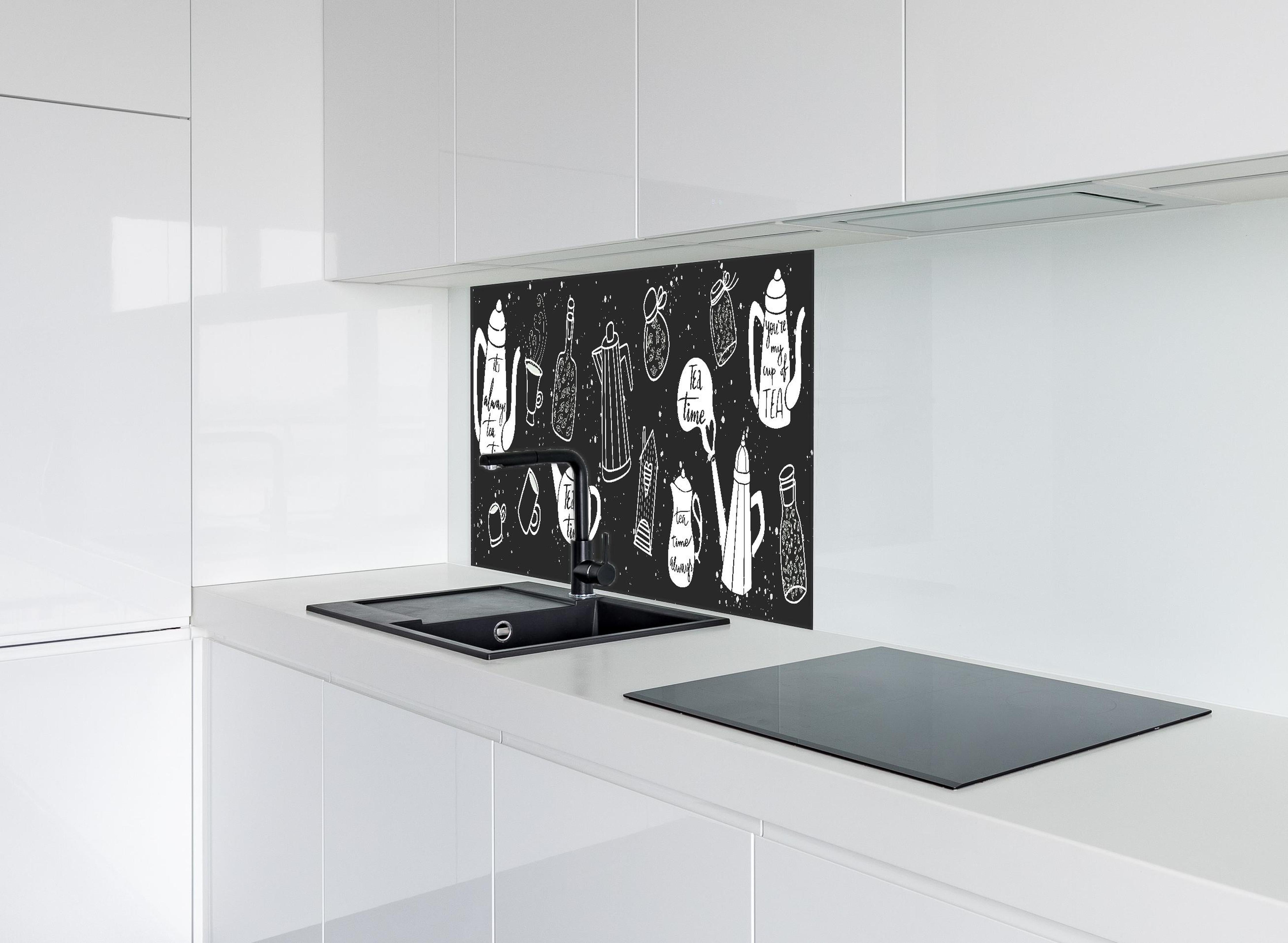 Spritzschutz - Tee Liebhaber Schwarz-Weiß Design Set hinter einem Cerankochfeld zwischen Holz-Kochutensilien