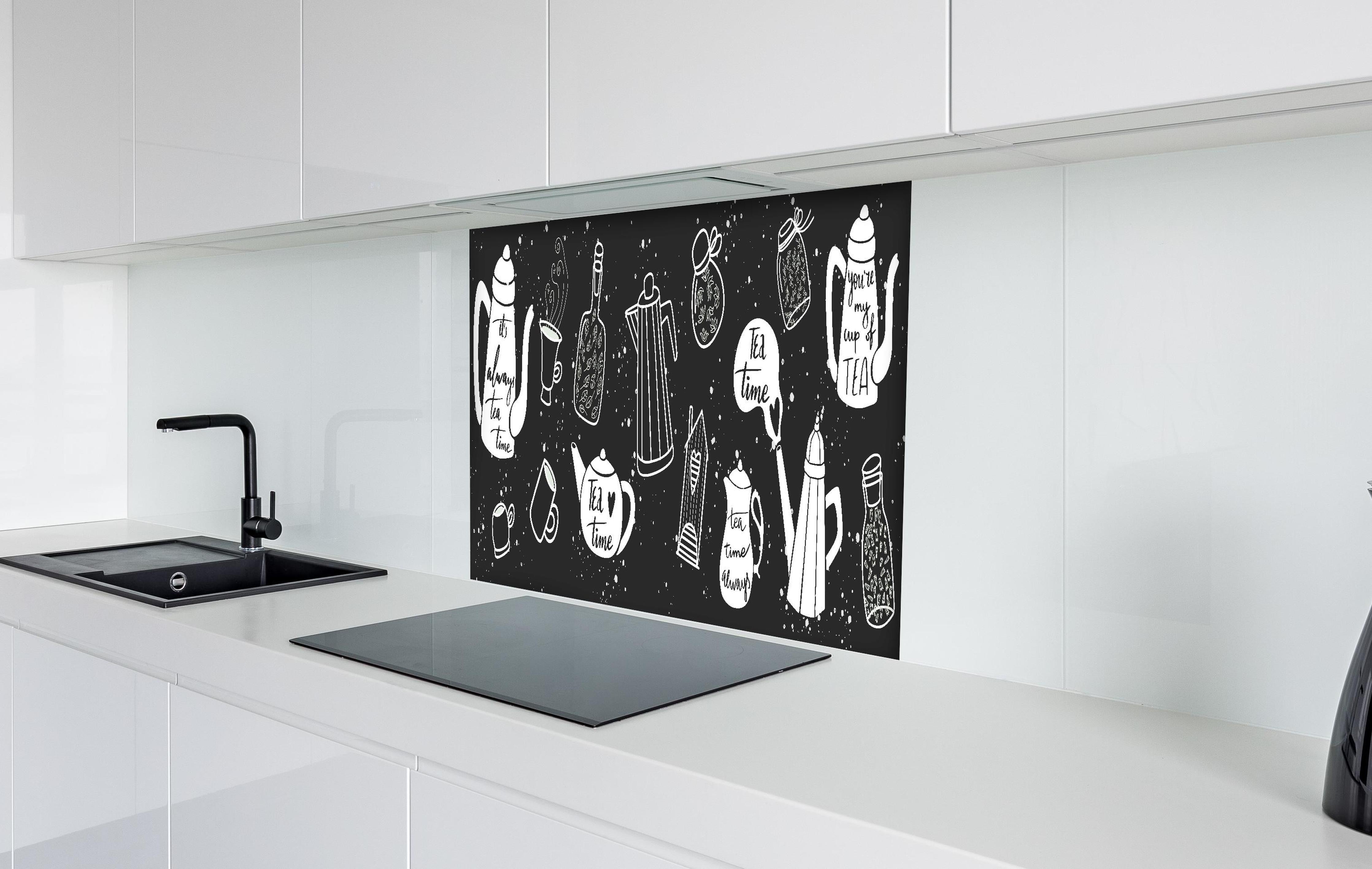 Spritzschutz - Tee Liebhaber Schwarz-Weiß Design Set hinter einem Cerankochfeld zwischen Holz-Kochutensilien