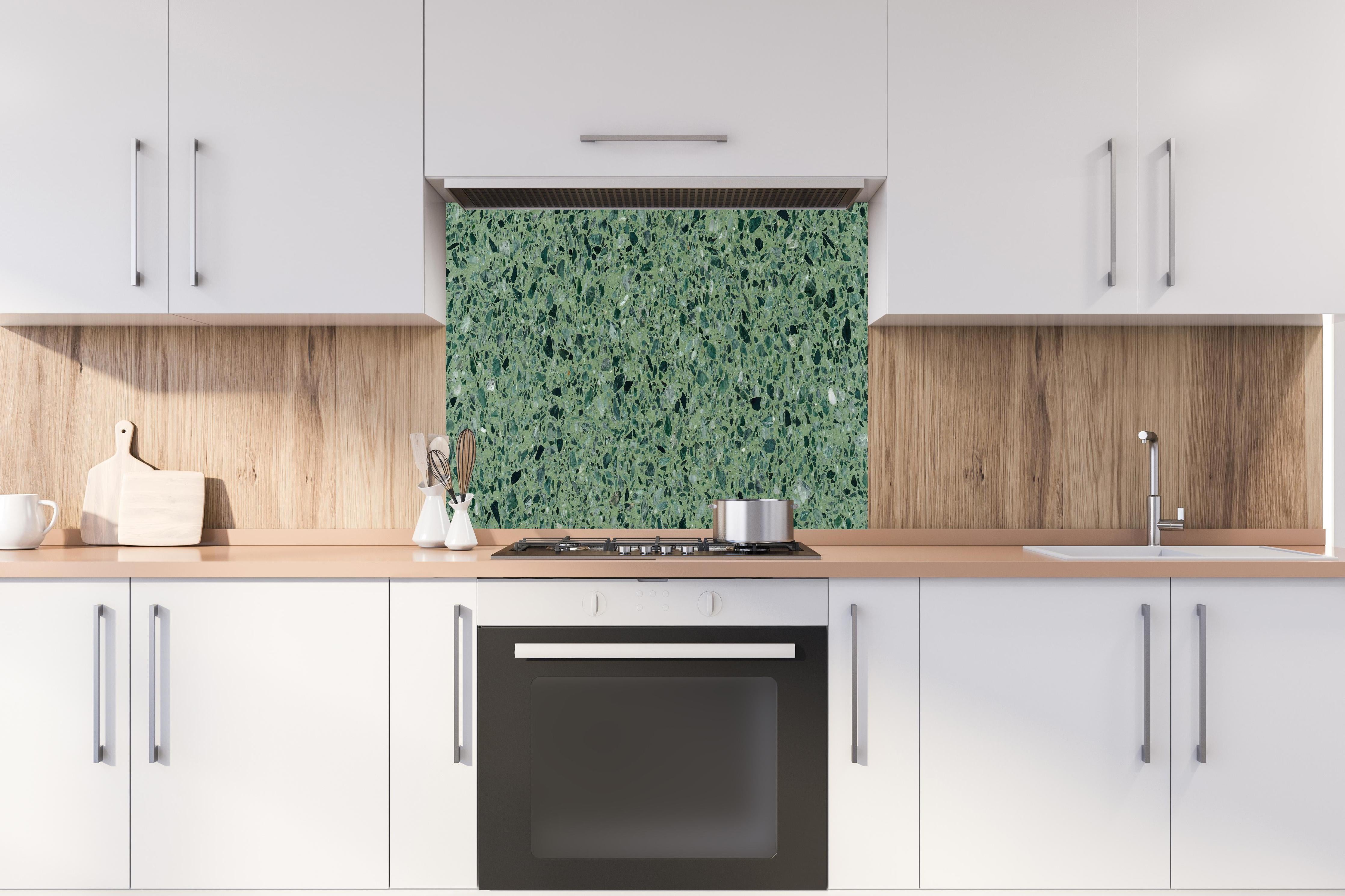 Spritzschutz - Terrazzo Textur auf türkisem Hintergrund hinter einem Cerankochfeld zwischen Holz-Kochutensilien