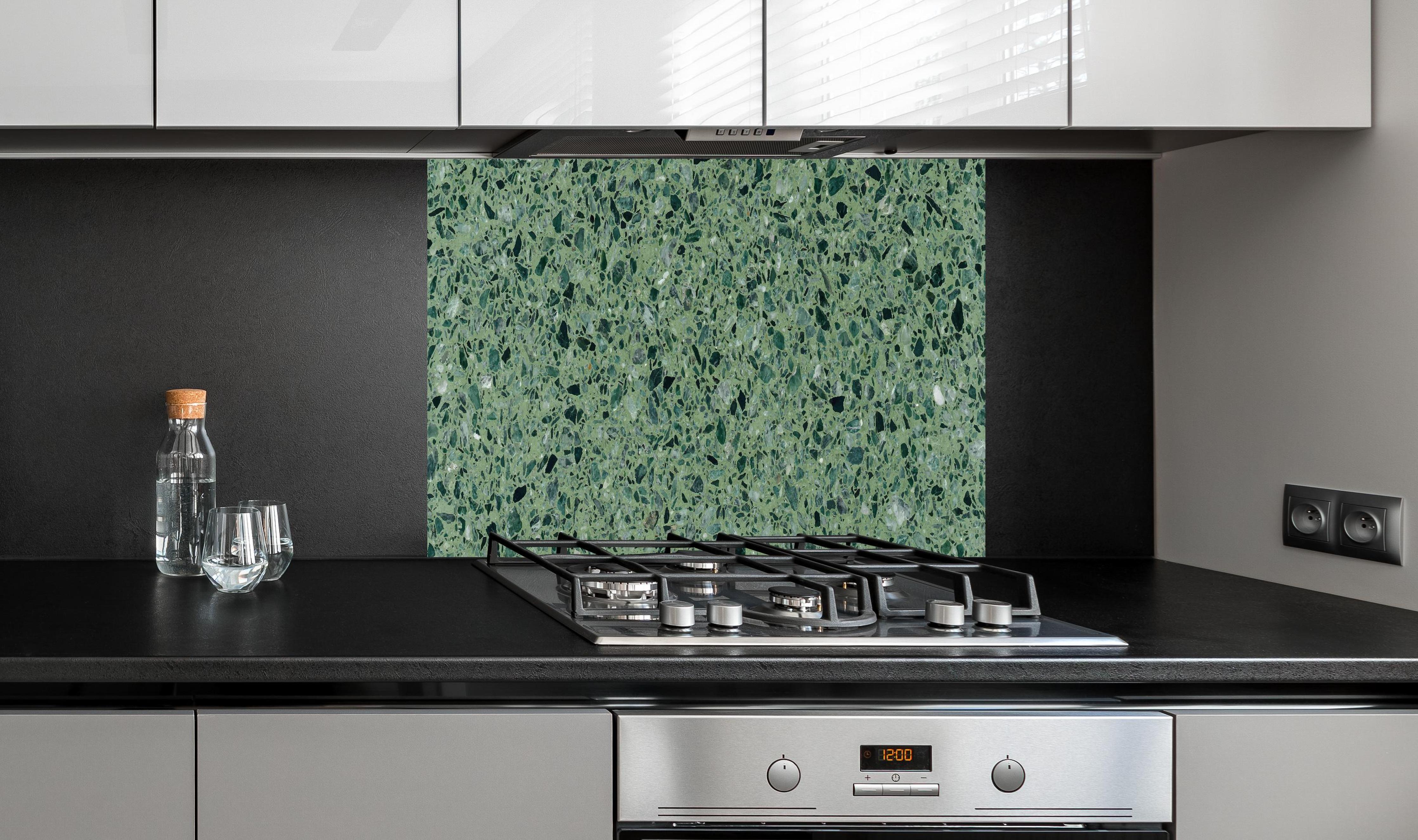 Spritzschutz - Terrazzo Textur auf türkisem Hintergrund hinter einem Cerankochfeld zwischen Holz-Kochutensilien