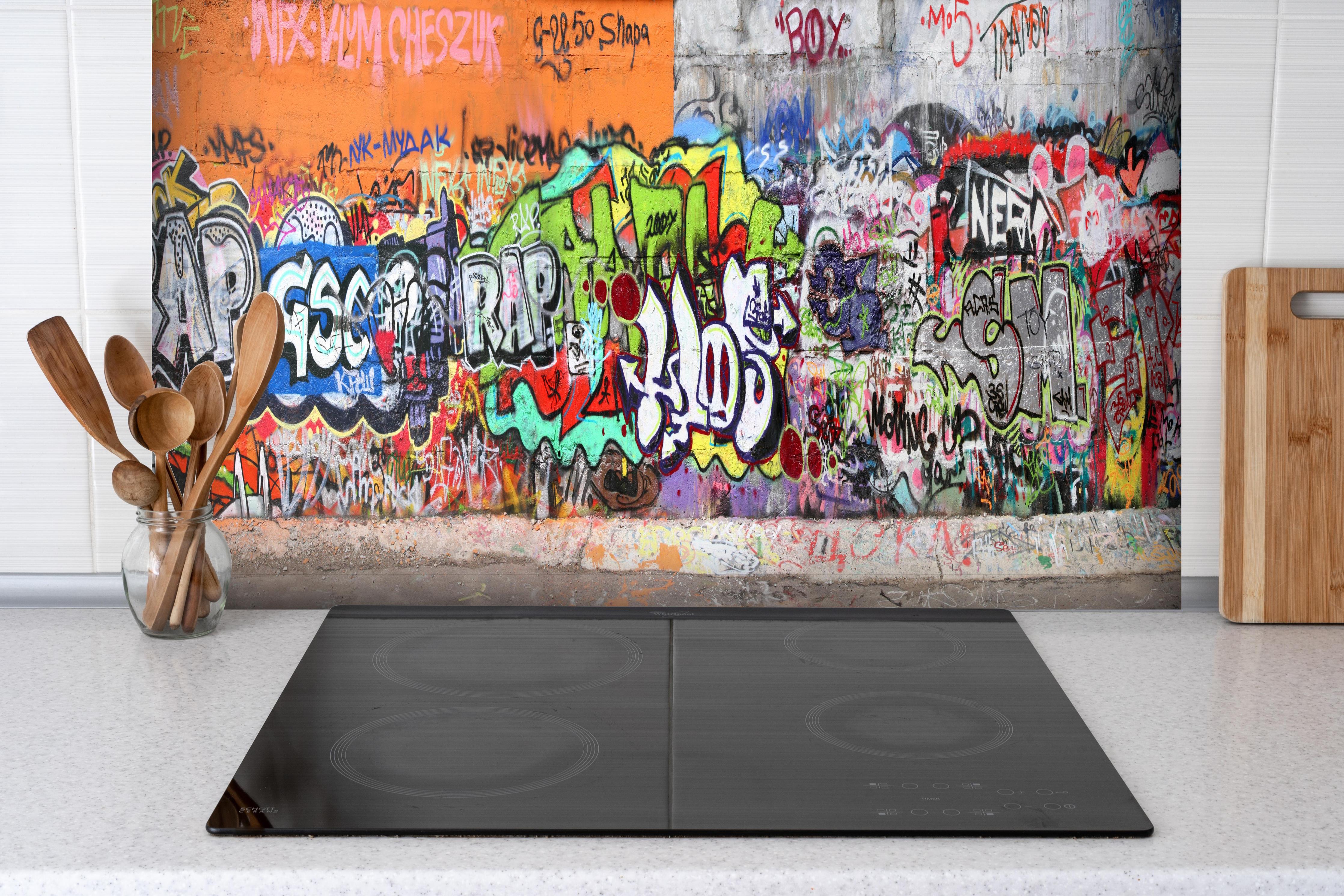 Spritzschutz - Textur Urbaner Graffiti-Art Streetstyle hinter einem Cerankochfeld zwischen Holz-Kochutensilien