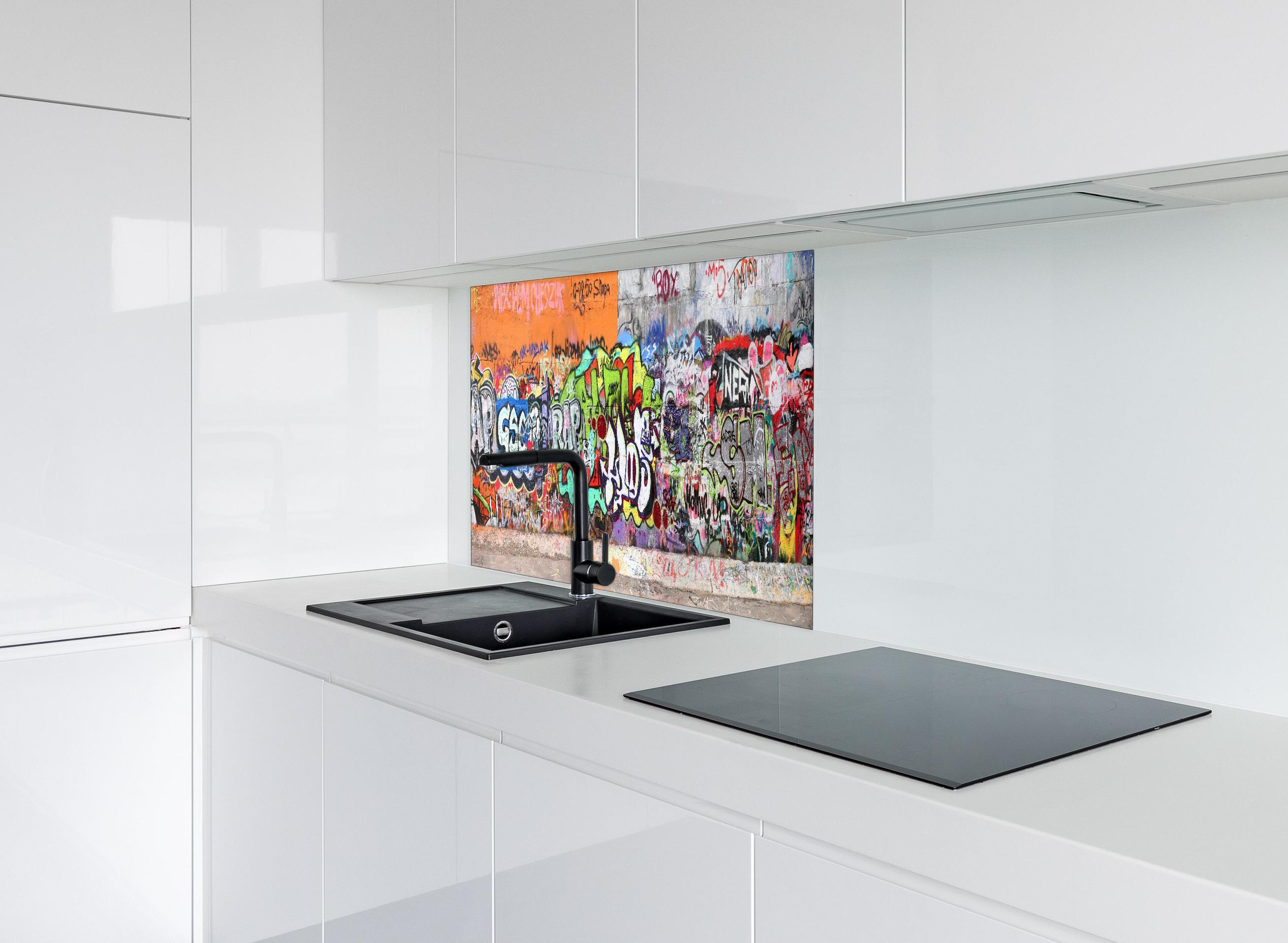 Spritzschutz - Textur Urbaner Graffiti-Art Streetstyle hinter einem Cerankochfeld zwischen Holz-Kochutensilien