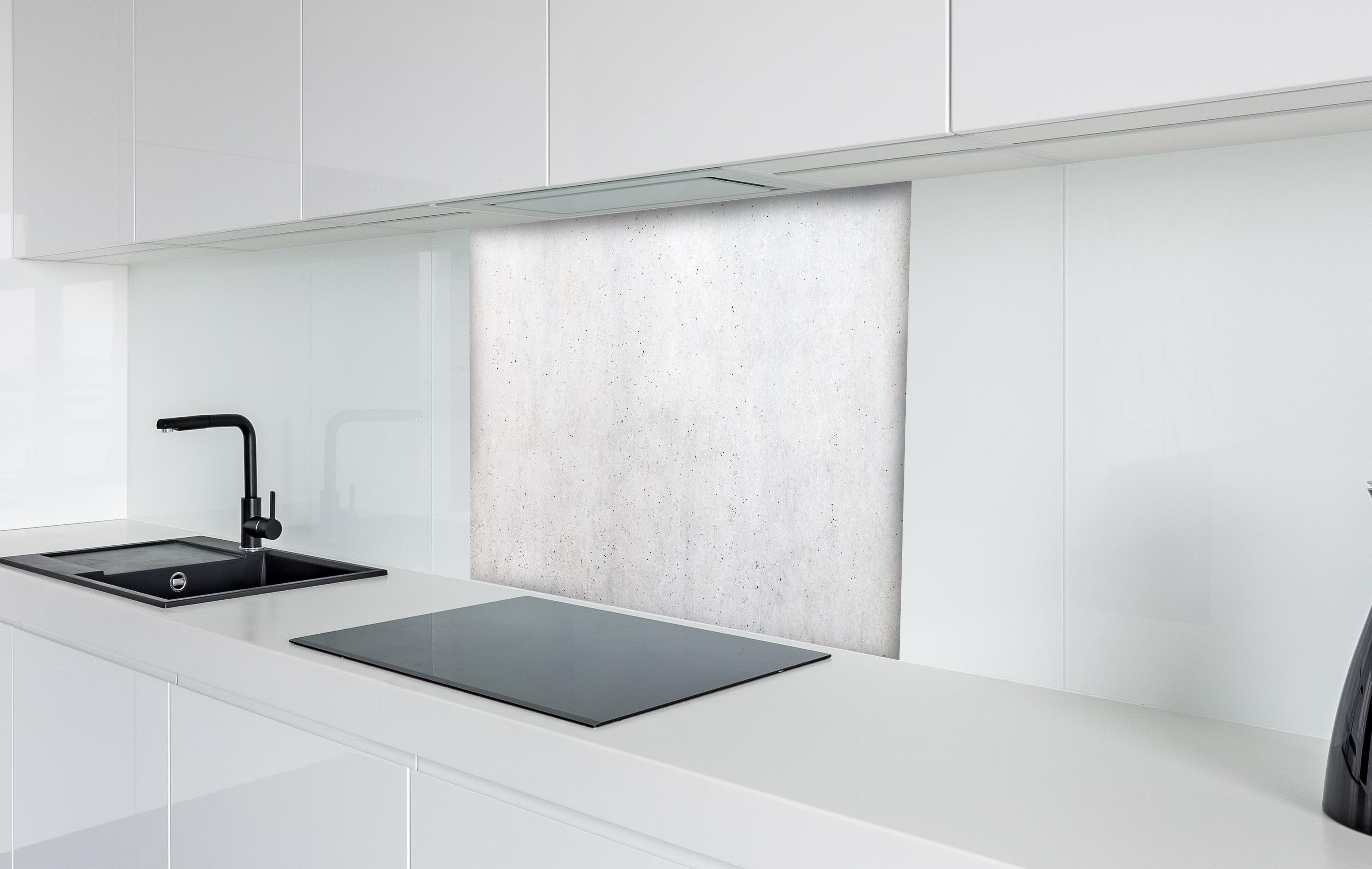 Spritzschutz - Textur einer weißen Betonwand hinter einem Cerankochfeld zwischen Holz-Kochutensilien