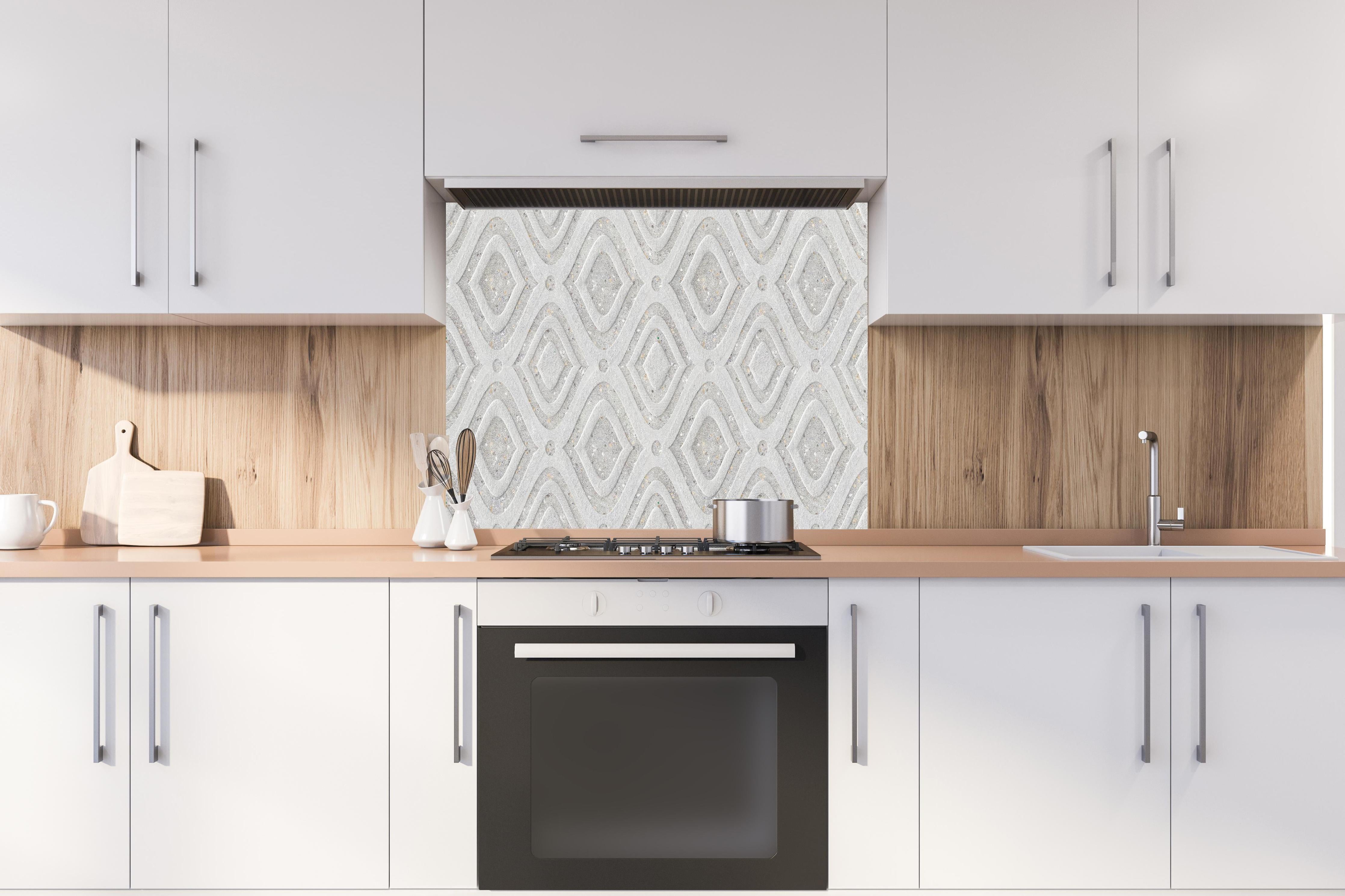 Spritzschutz - Textur im Wellenmuster - 3D Illustration hinter einem Cerankochfeld zwischen Holz-Kochutensilien