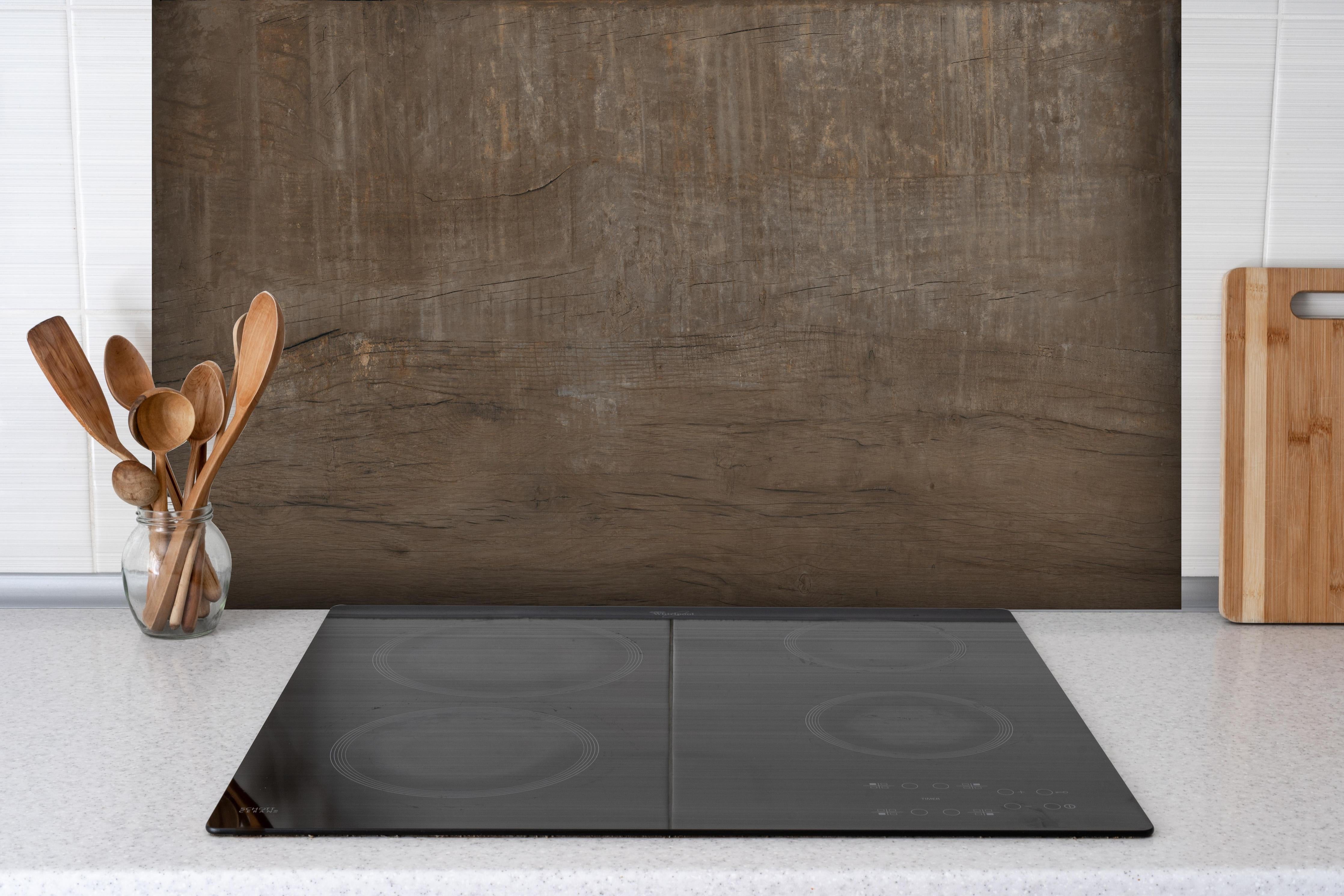 Spritzschutz - Textur mit natürlicher Holzstruktur hinter einem Cerankochfeld zwischen Holz-Kochutensilien