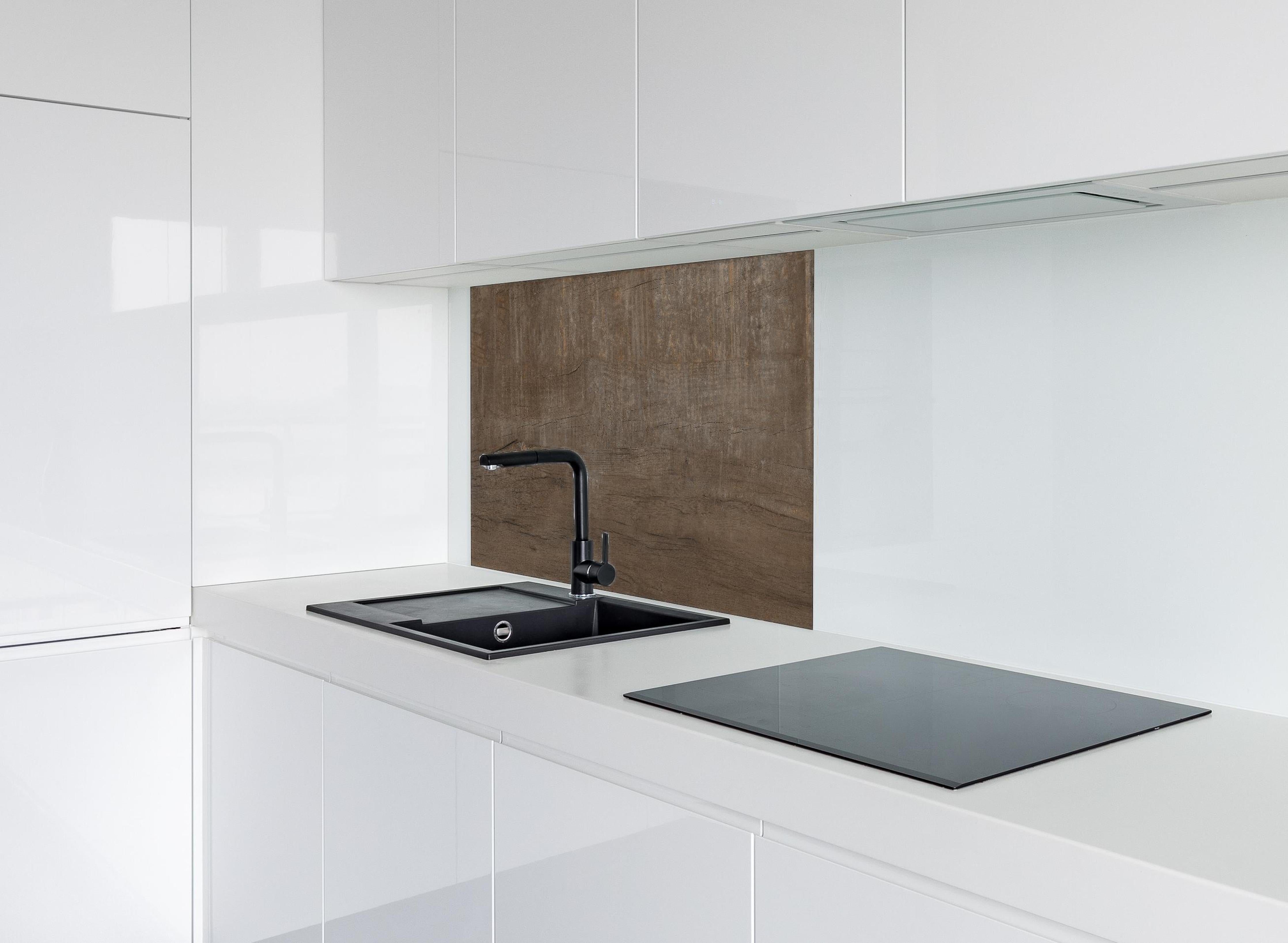 Spritzschutz - Textur mit natürlicher Holzstruktur hinter einem Cerankochfeld zwischen Holz-Kochutensilien