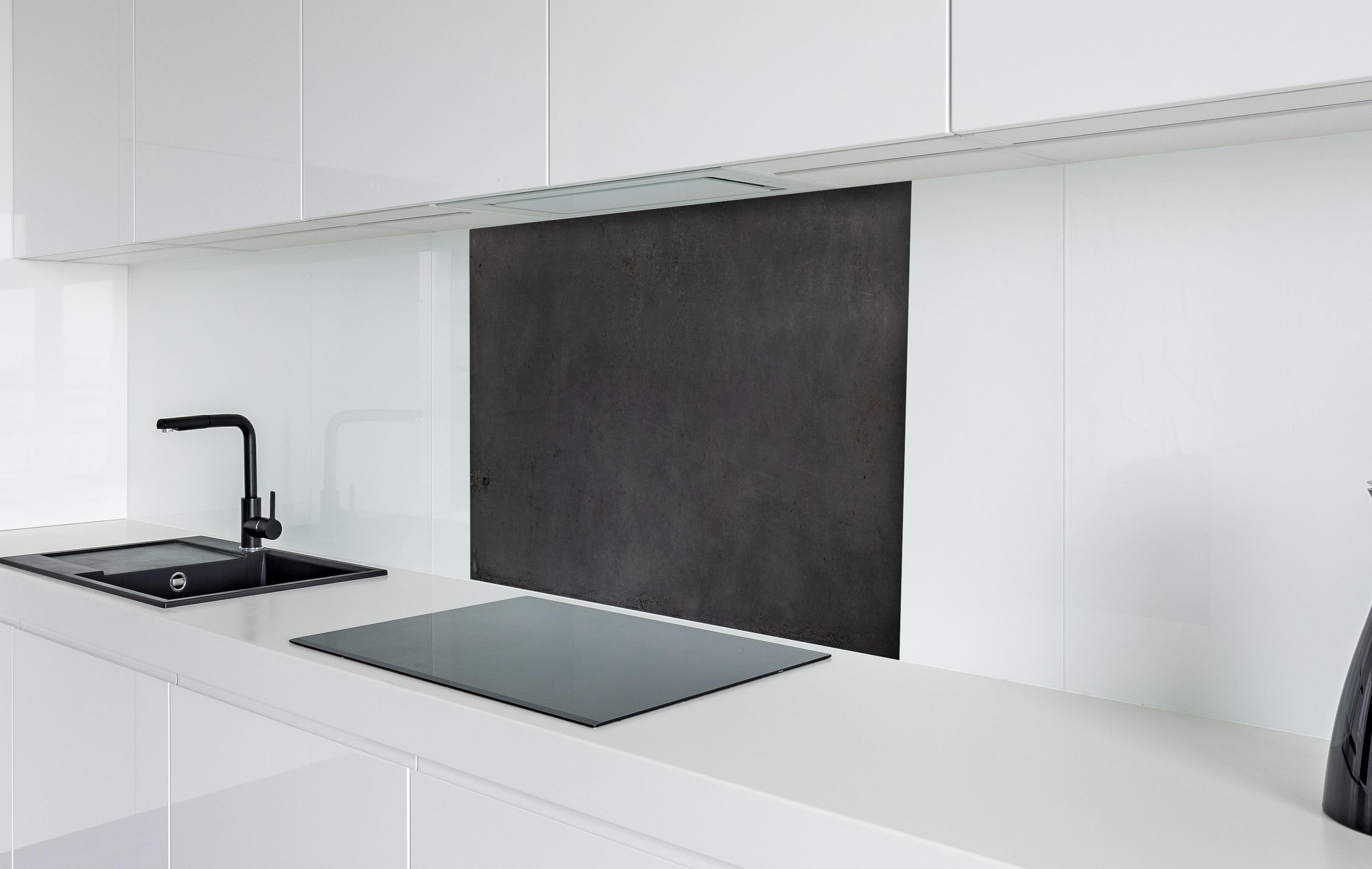 Spritzschutz - Textur von poliertem Beton hinter einem Cerankochfeld zwischen Holz-Kochutensilien