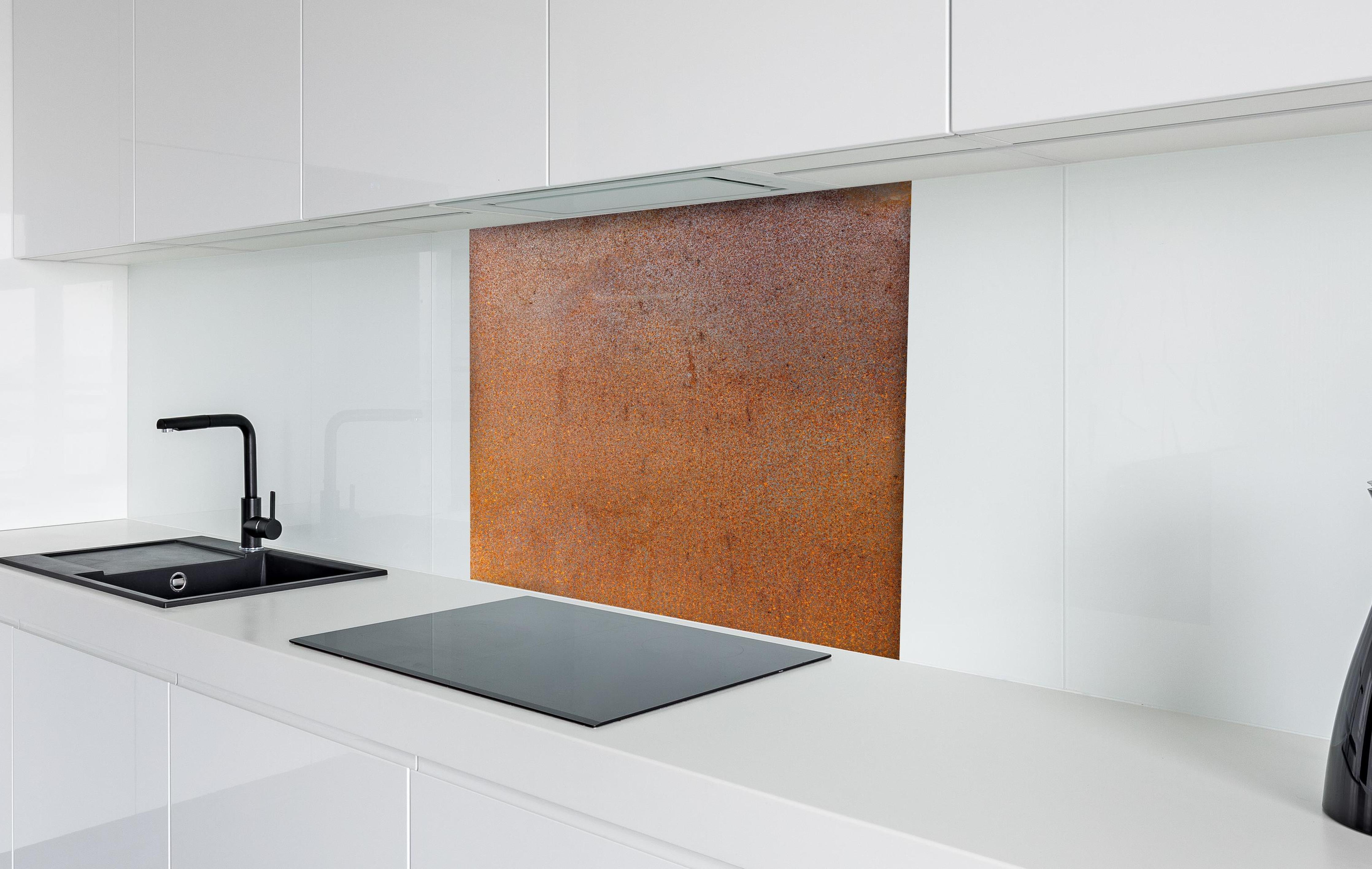 Spritzschutz - Textur von rostigem, bemaltem Stahl hinter einem Cerankochfeld zwischen Holz-Kochutensilien