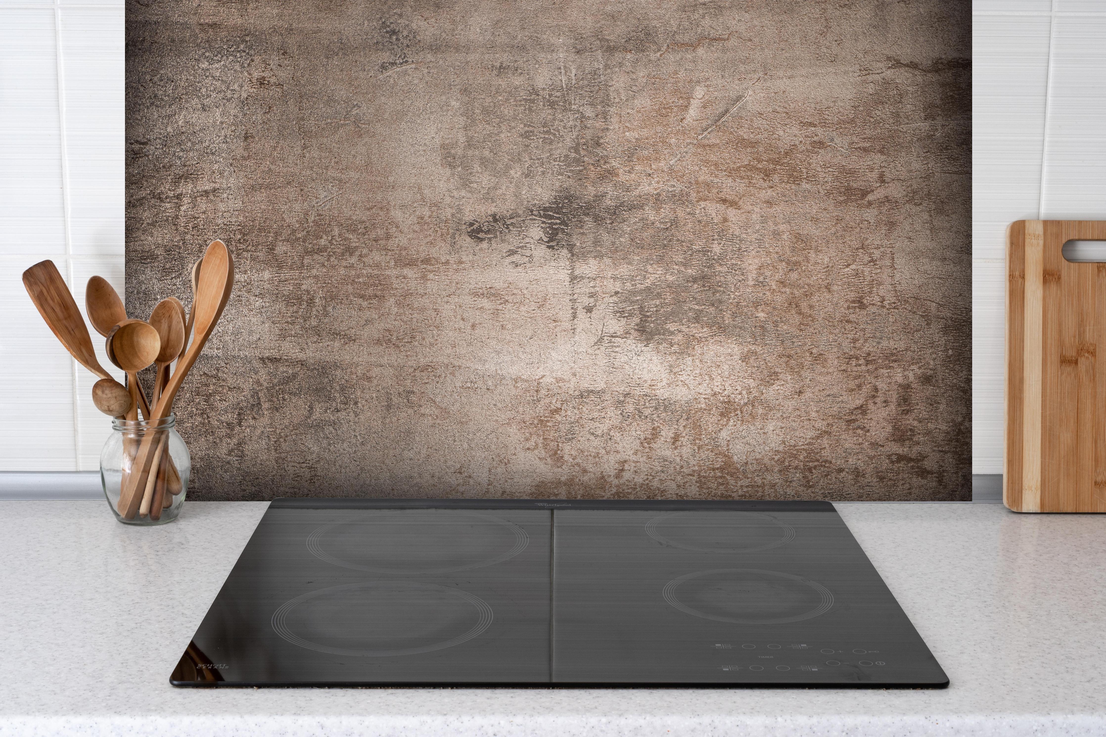 Spritzschutz - Texturierte rostige Metall-Struktur hinter einem Cerankochfeld zwischen Holz-Kochutensilien