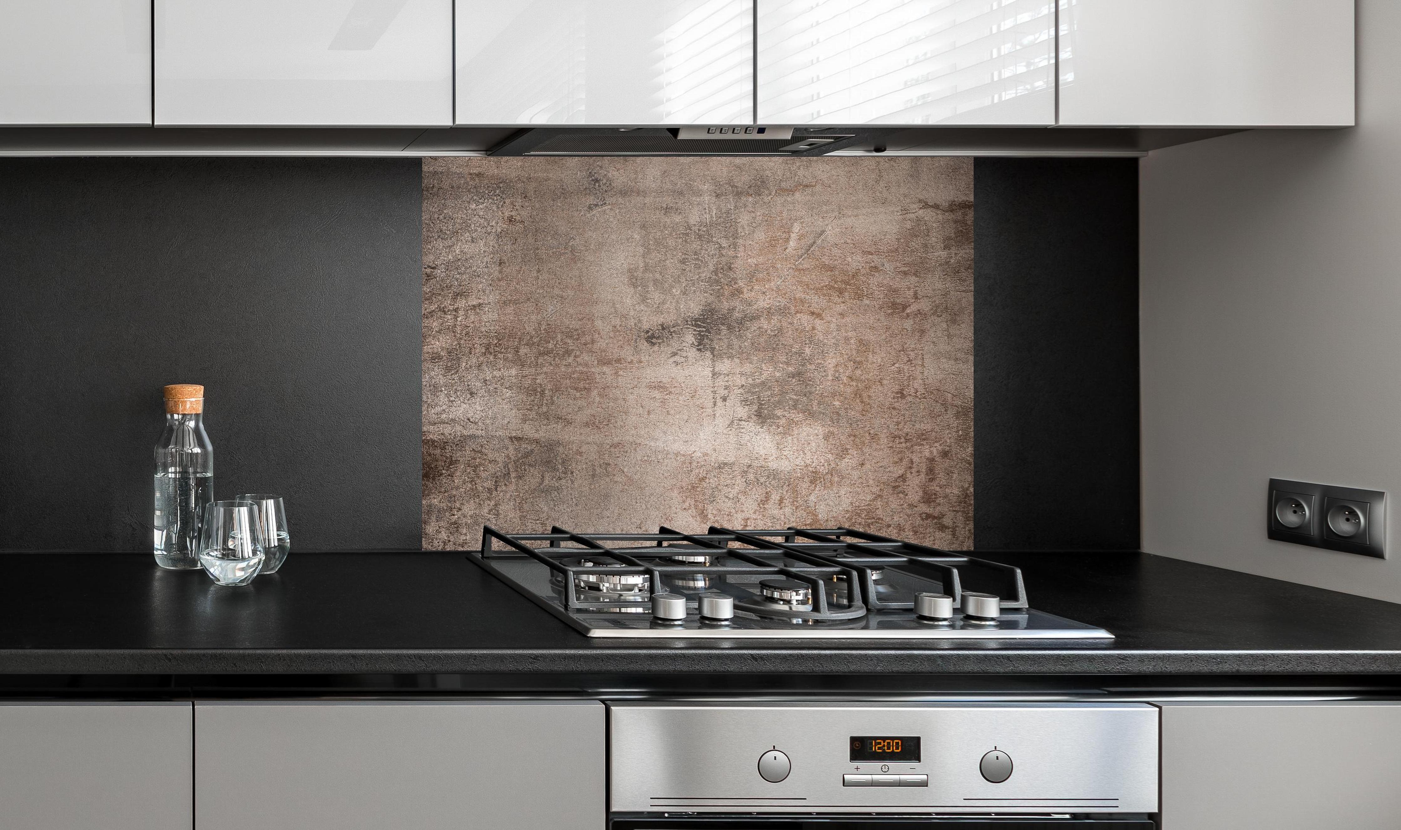 Spritzschutz - Texturierte rostige Metall-Struktur hinter einem Cerankochfeld zwischen Holz-Kochutensilien