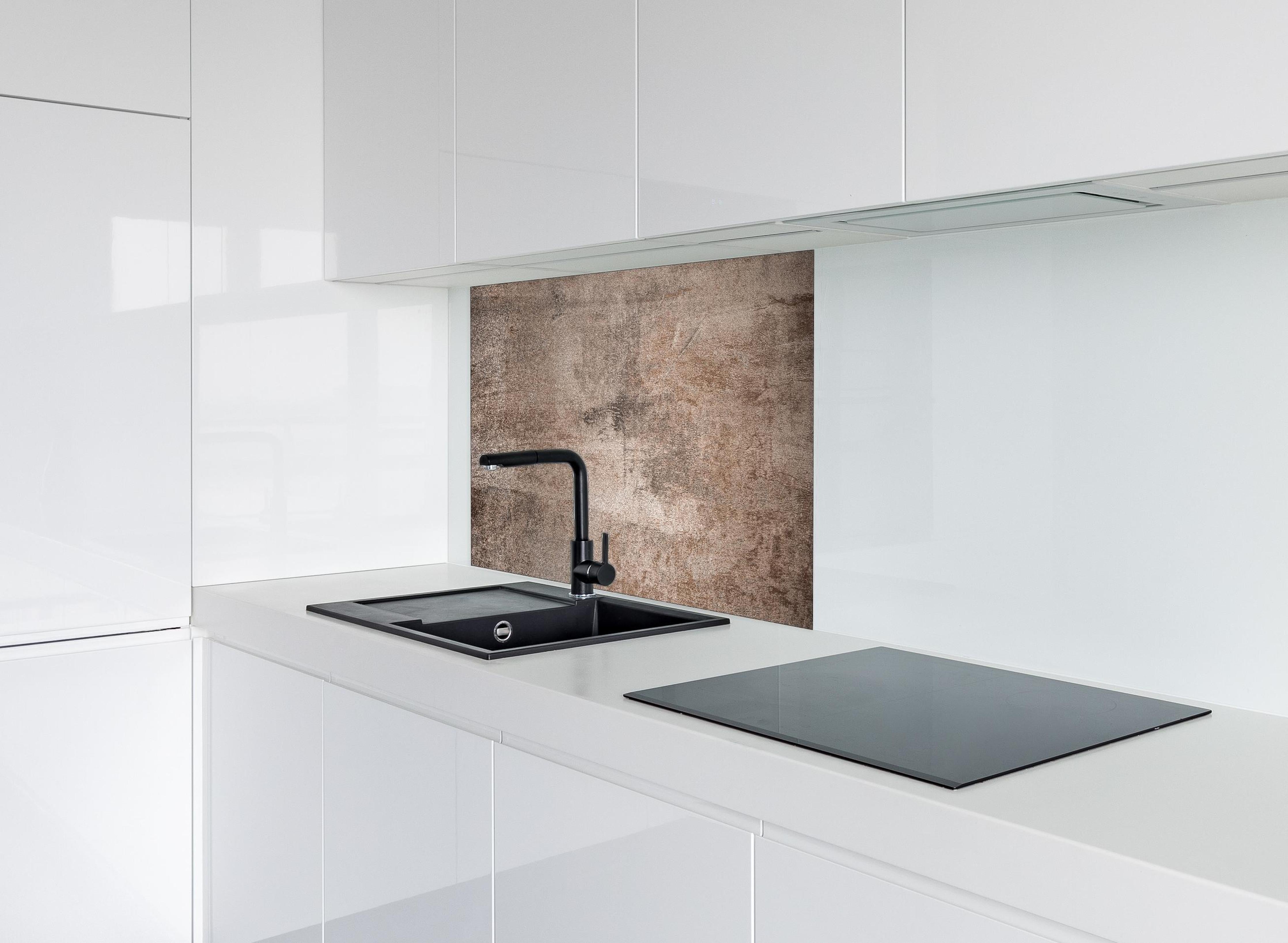 Spritzschutz - Texturierte rostige Metall-Struktur hinter einem Cerankochfeld zwischen Holz-Kochutensilien