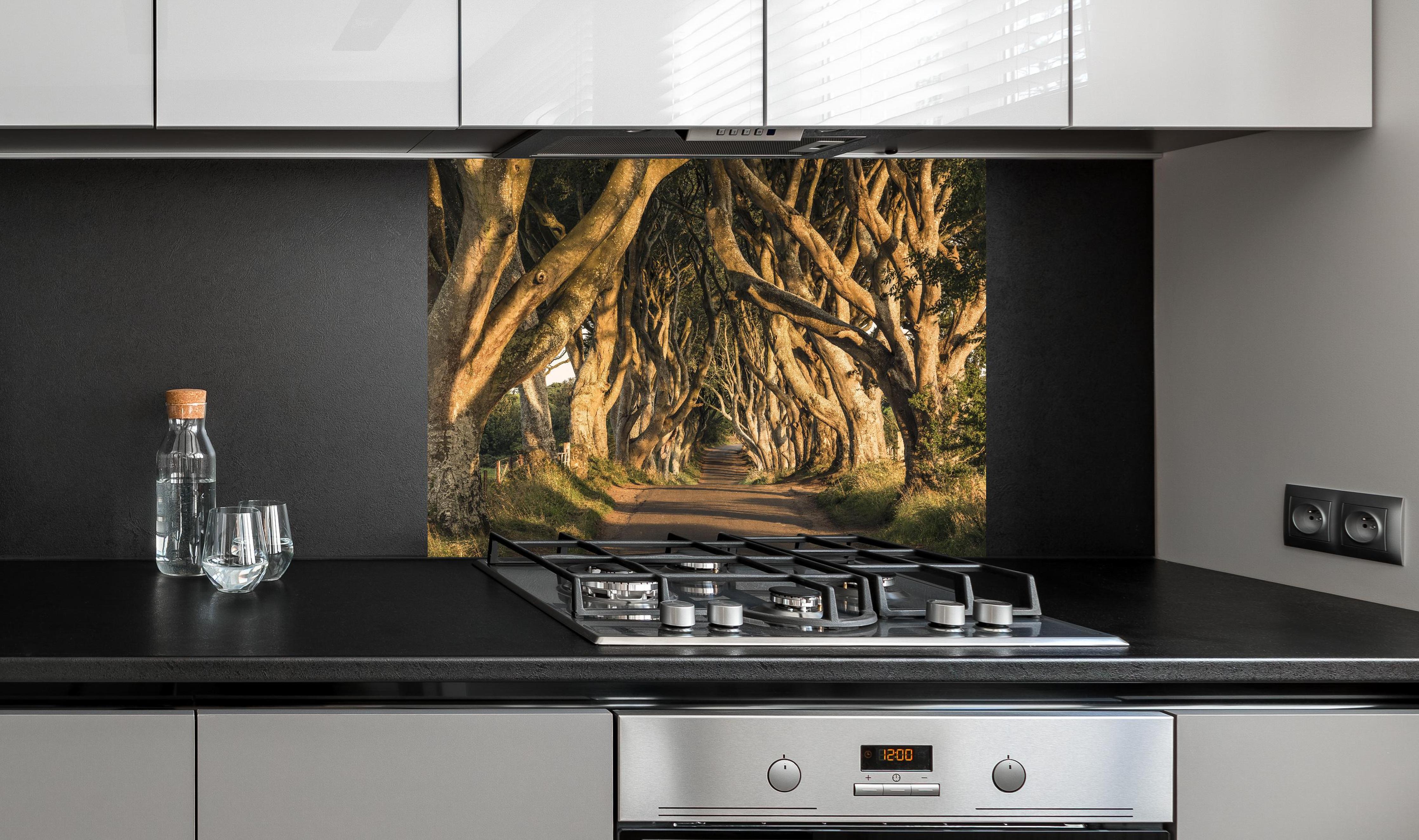 Spritzschutz - The Avenue hinter einem Cerankochfeld zwischen Holz-Kochutensilien