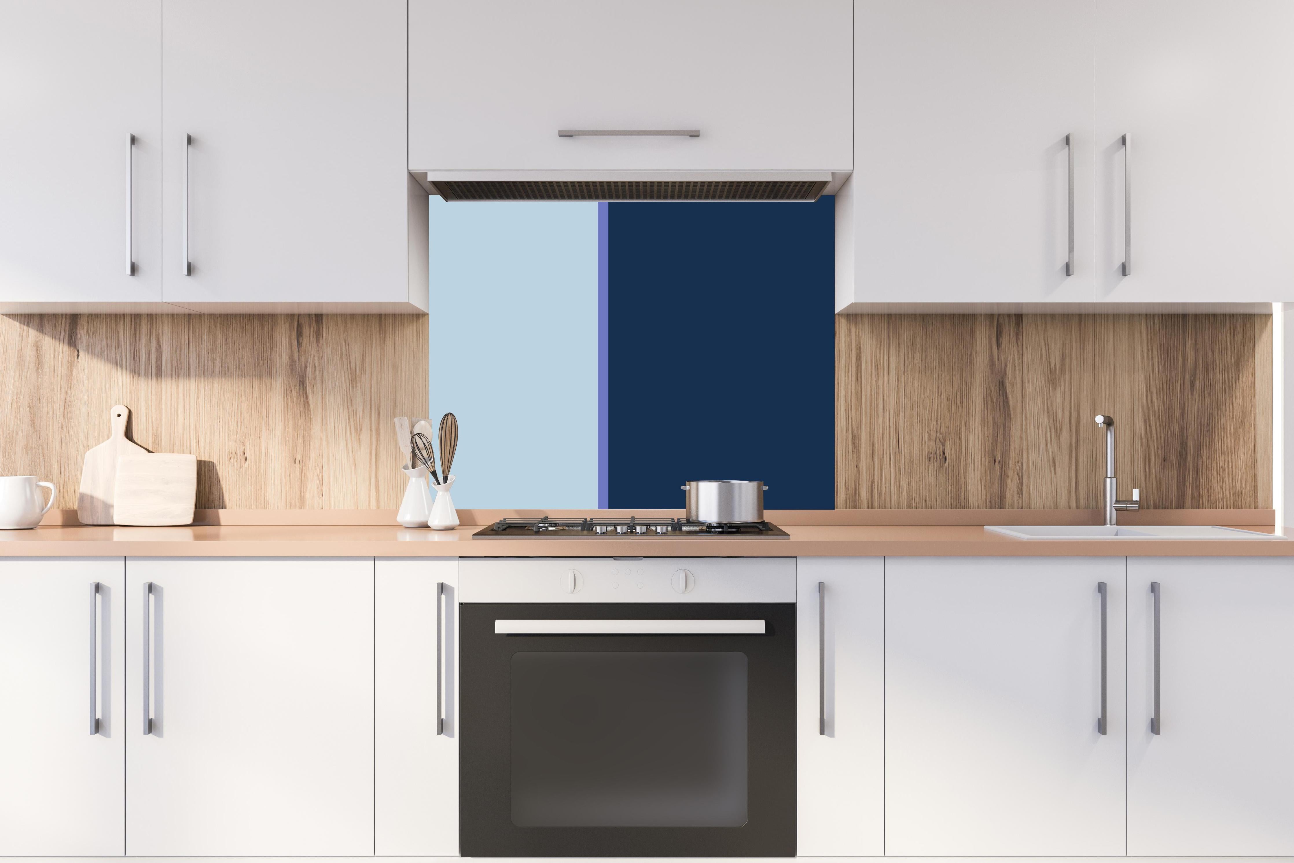 Spritzschutz - The Blues - Easy Vertical - Blueberry hinter einem Cerankochfeld zwischen Holz-Kochutensilien