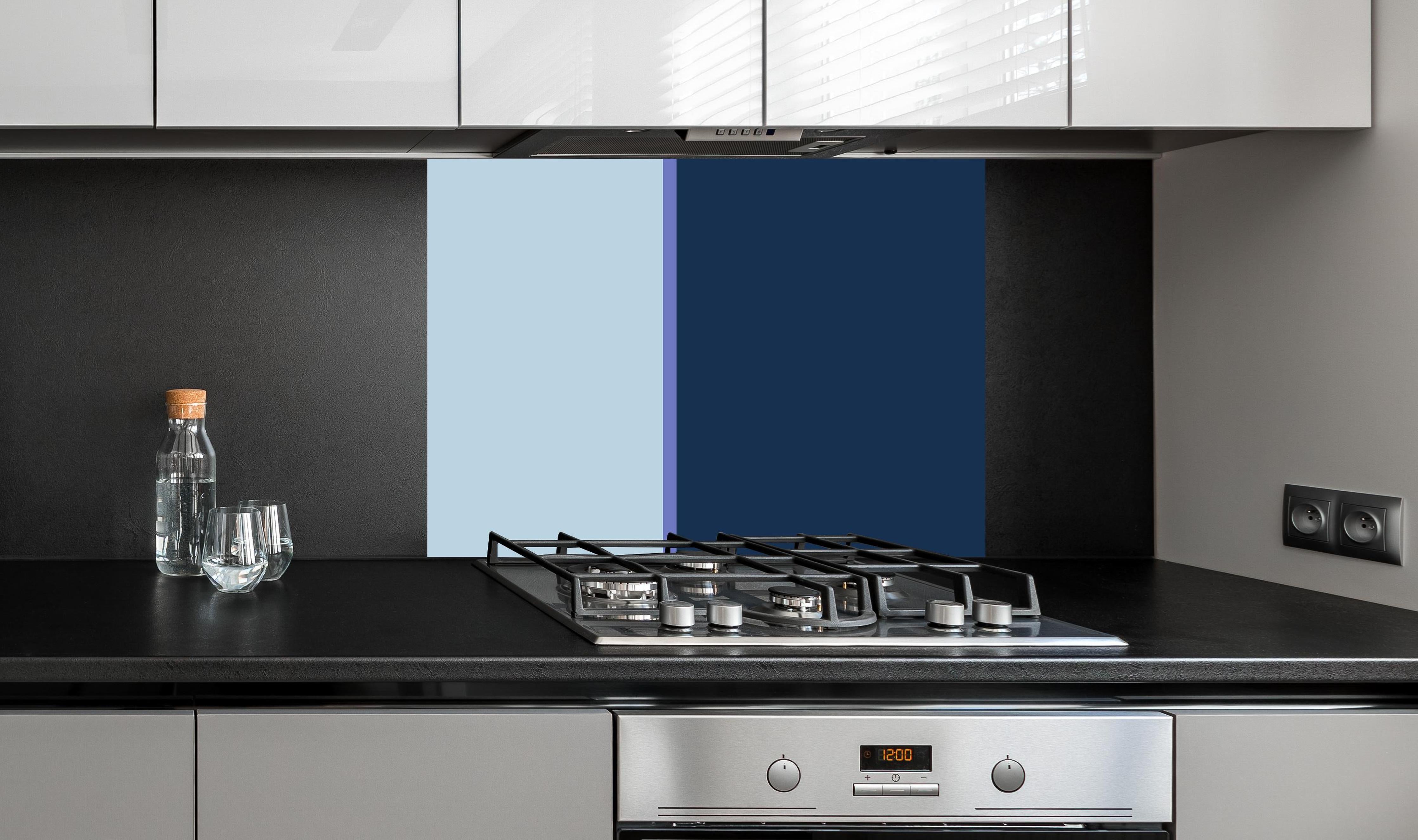 Spritzschutz - The Blues - Easy Vertical - Blueberry hinter einem Cerankochfeld zwischen Holz-Kochutensilien