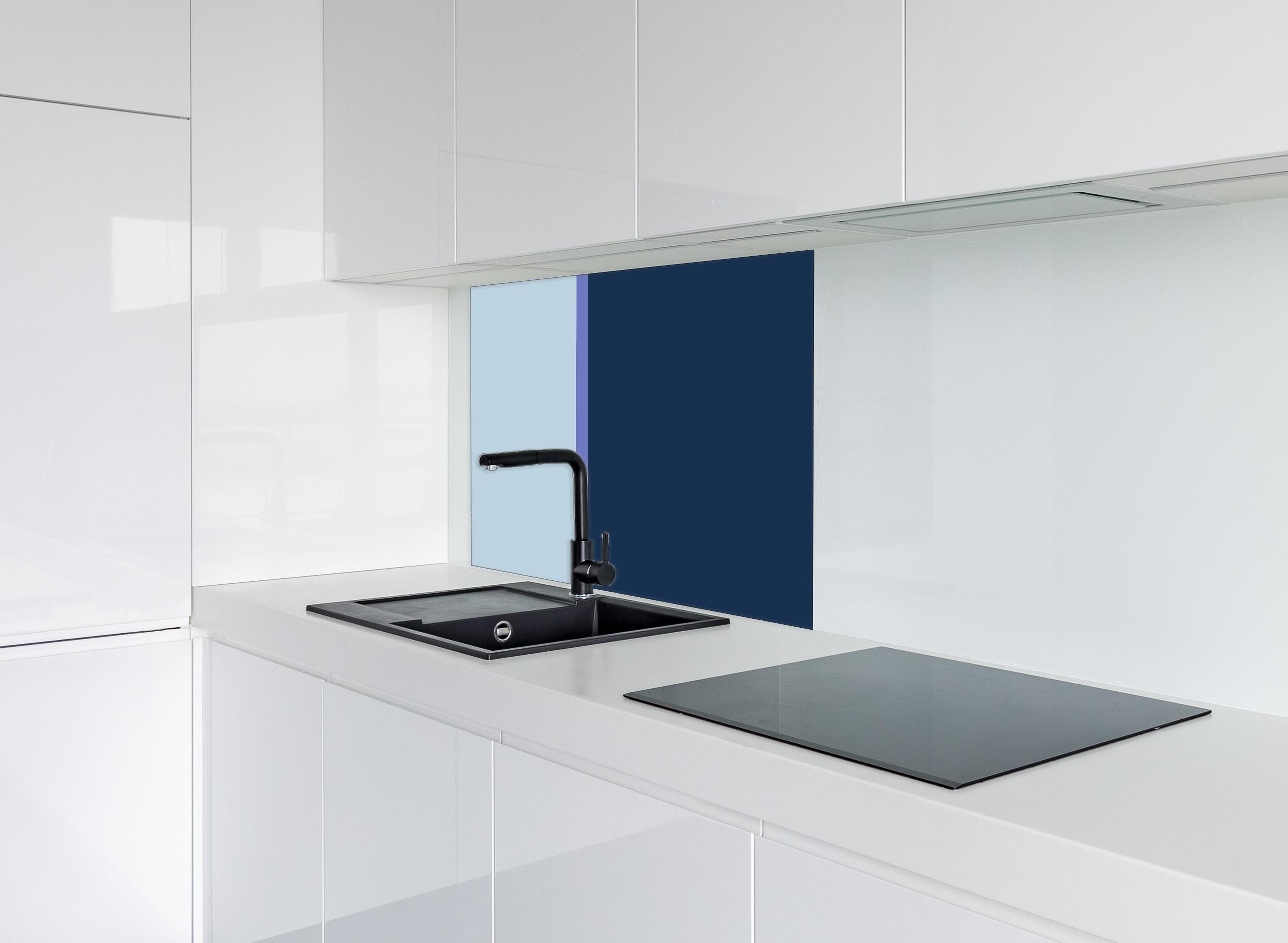 Spritzschutz - The Blues - Easy Vertical - Blueberry hinter einem Cerankochfeld zwischen Holz-Kochutensilien