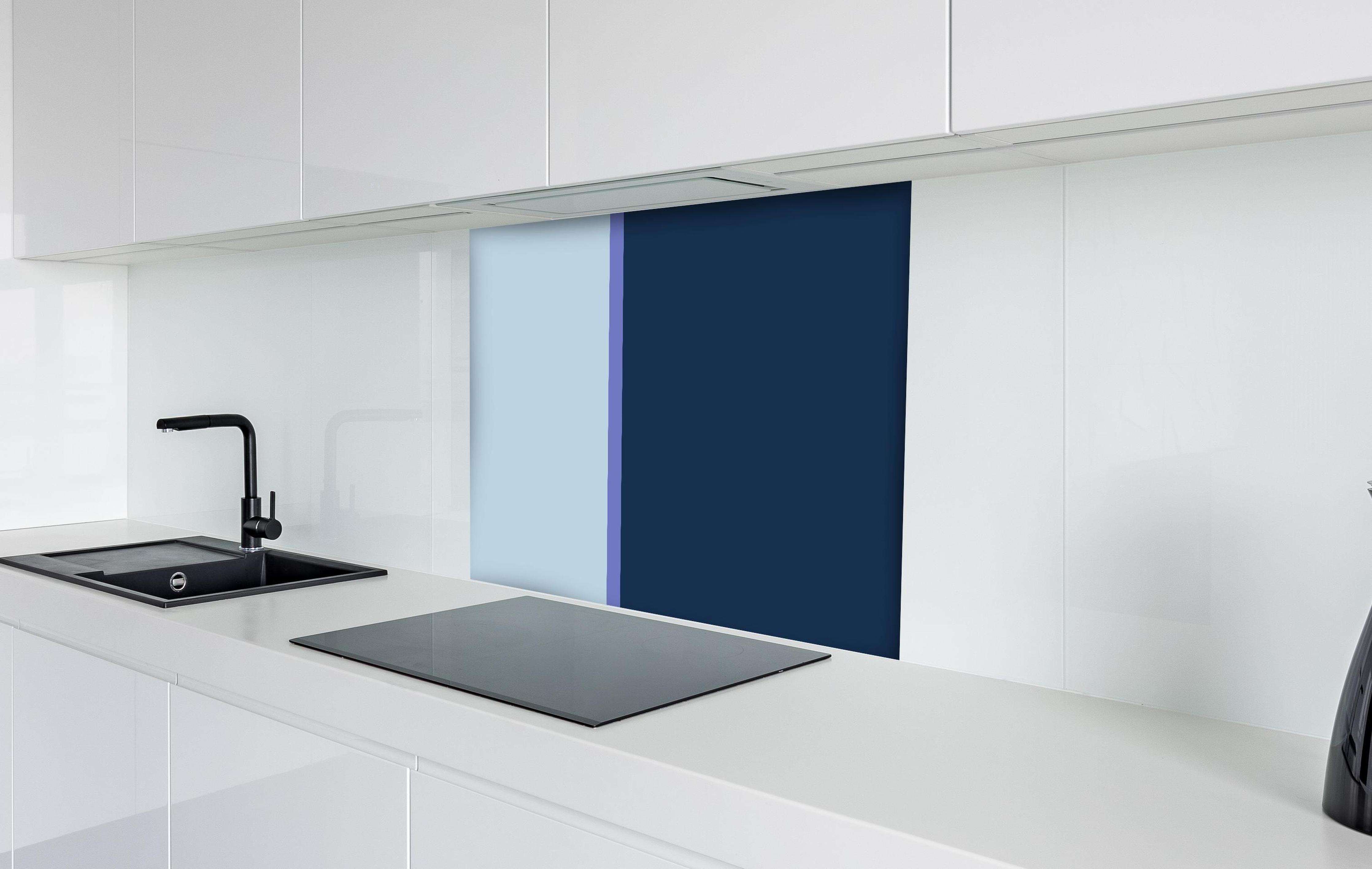 Spritzschutz - The Blues - Easy Vertical - Blueberry hinter einem Cerankochfeld zwischen Holz-Kochutensilien