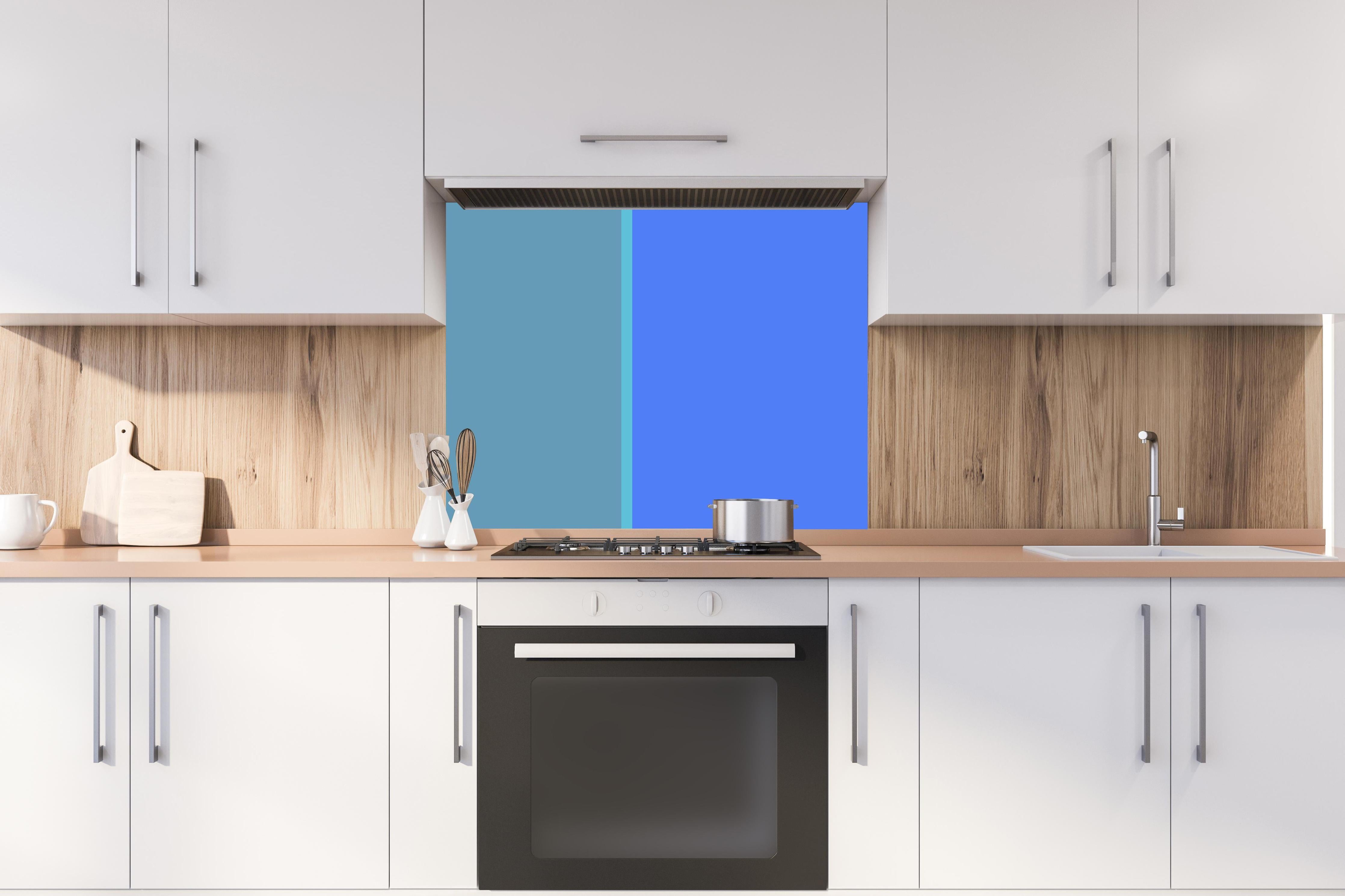 Spritzschutz - The Blues - Easy Vertical - Cornflower hinter einem Cerankochfeld zwischen Holz-Kochutensilien
