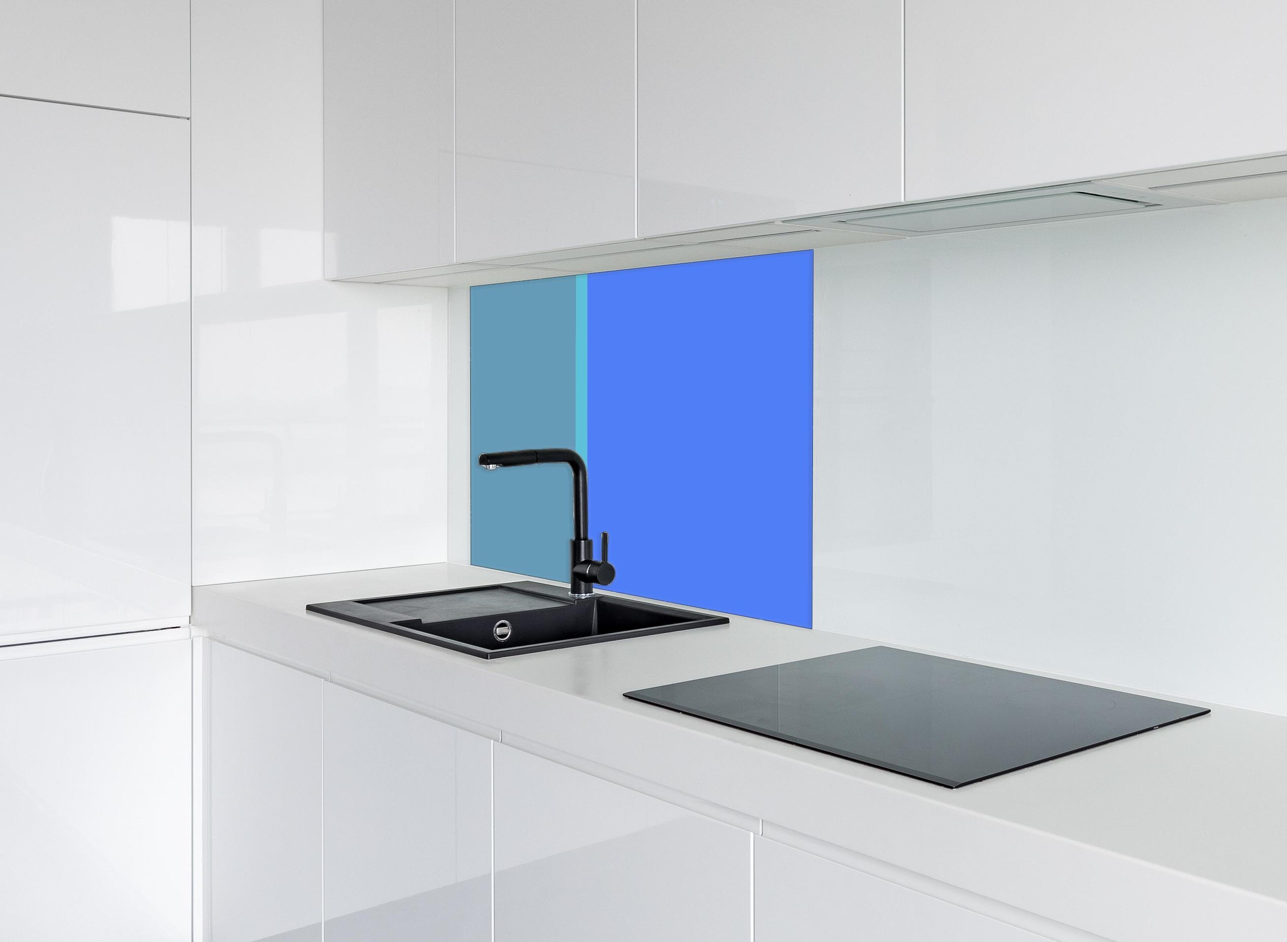 Spritzschutz - The Blues - Easy Vertical - Cornflower hinter einem Cerankochfeld zwischen Holz-Kochutensilien