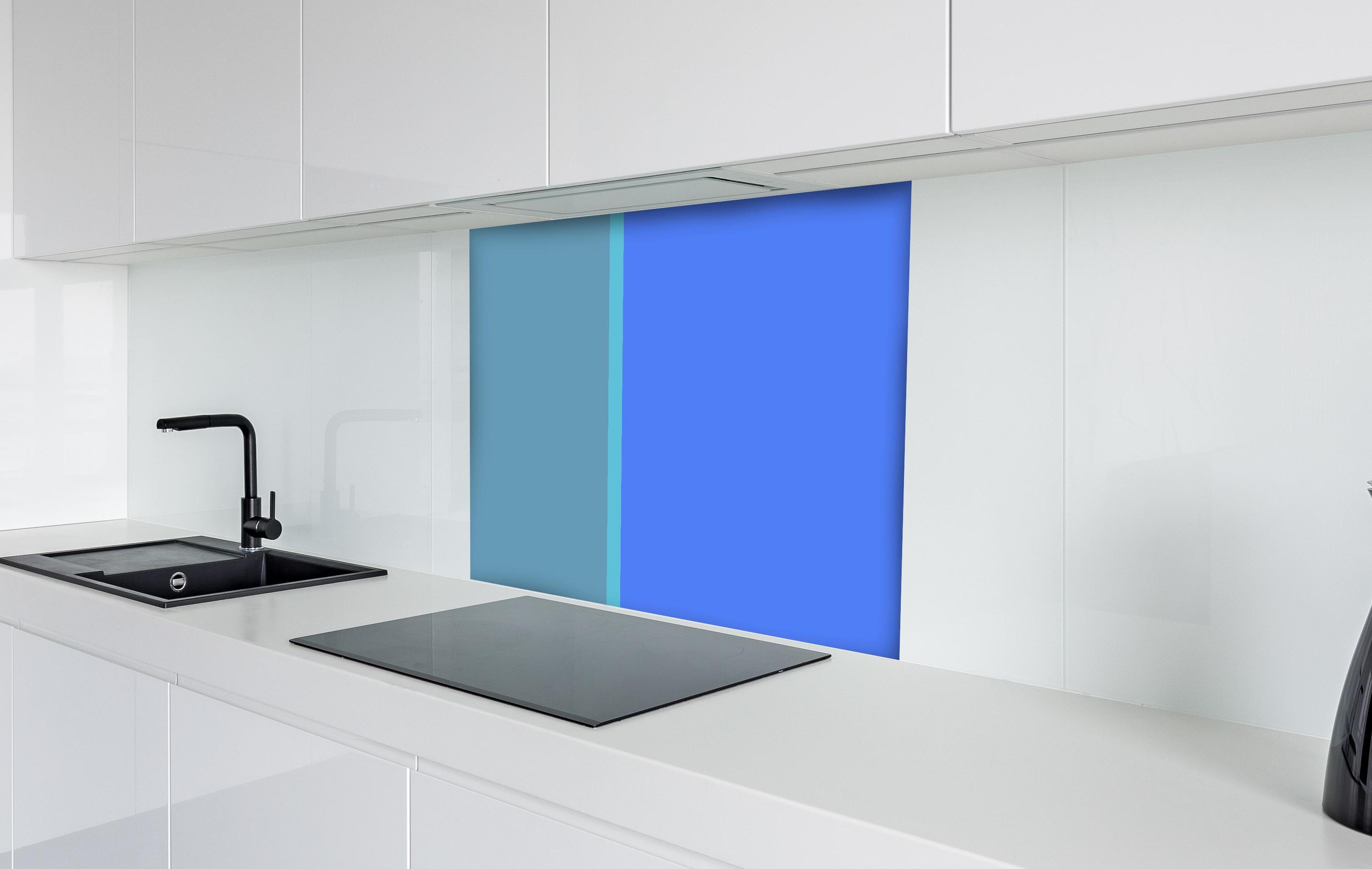 Spritzschutz - The Blues - Easy Vertical - Cornflower hinter einem Cerankochfeld zwischen Holz-Kochutensilien