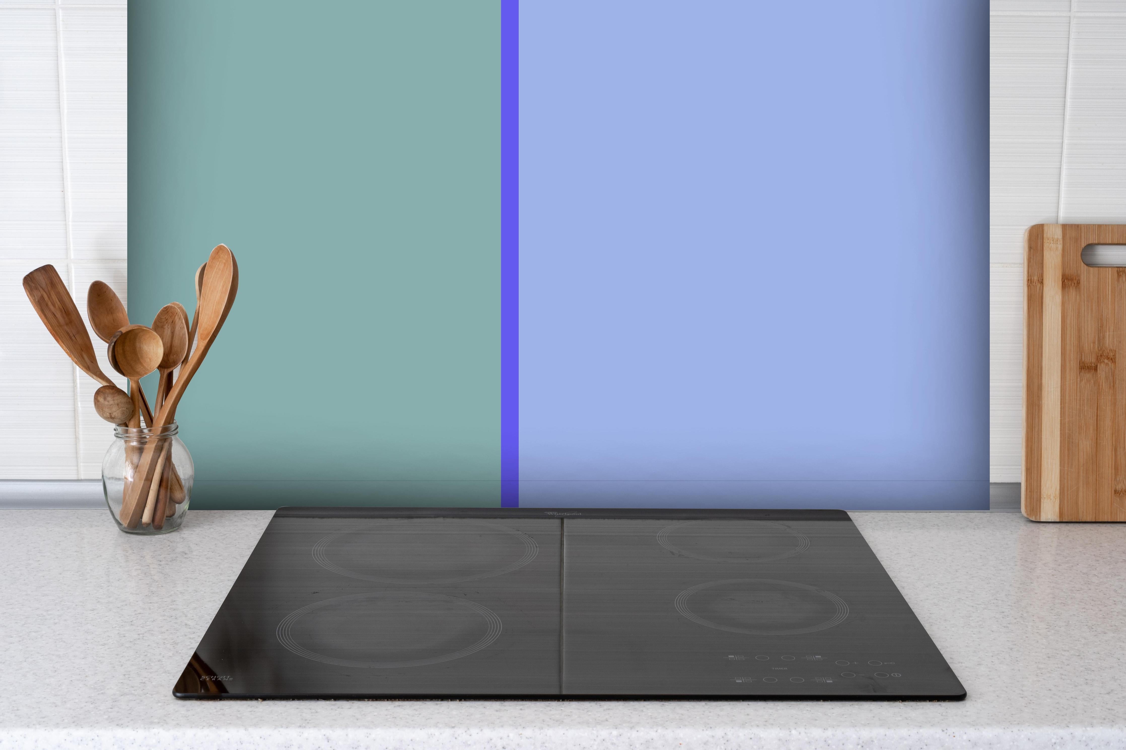 Spritzschutz - The Blues - Easy Vertical - Lavender hinter einem Cerankochfeld zwischen Holz-Kochutensilien