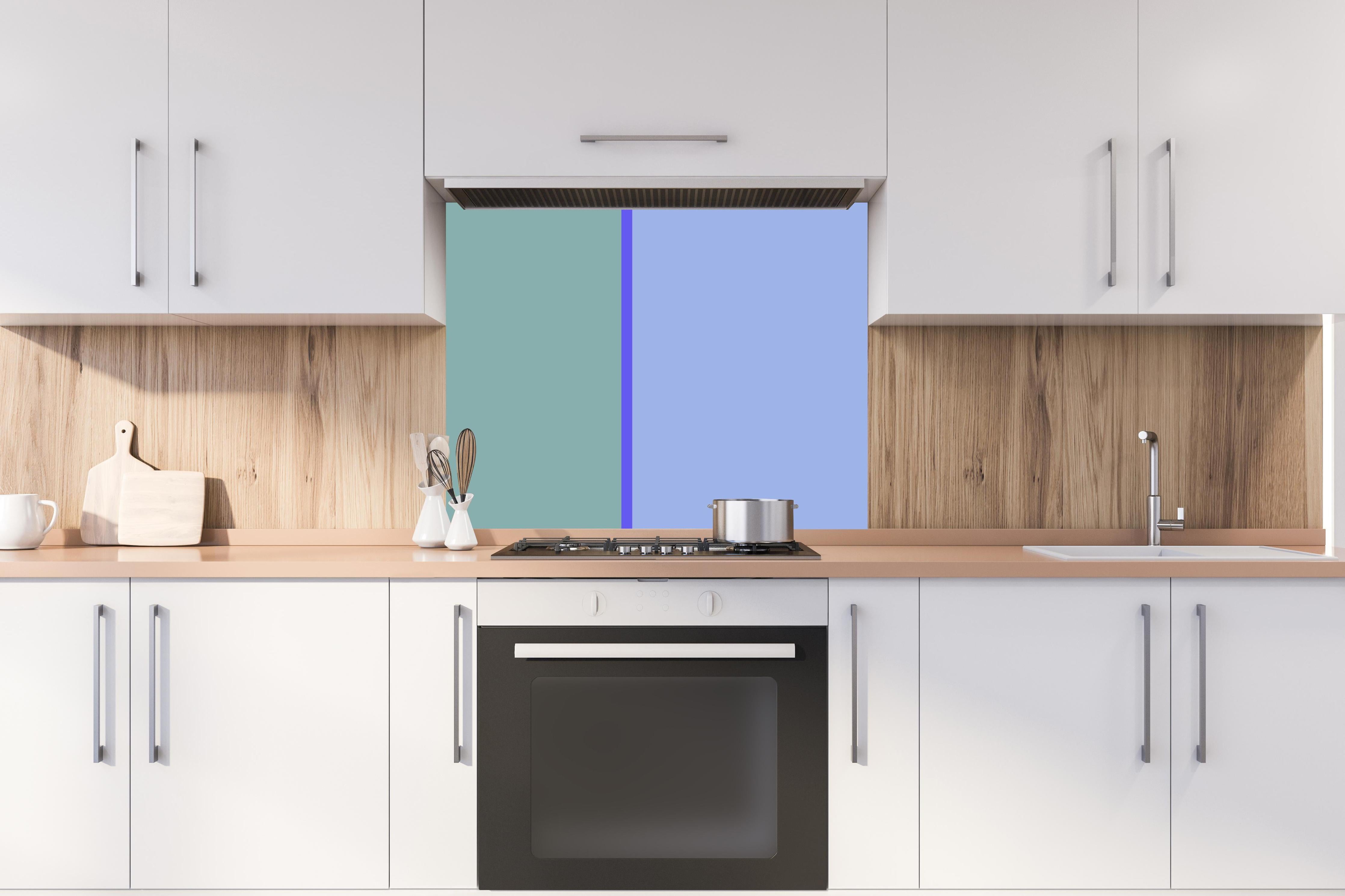 Spritzschutz - The Blues - Easy Vertical - Lavender hinter einem Cerankochfeld zwischen Holz-Kochutensilien