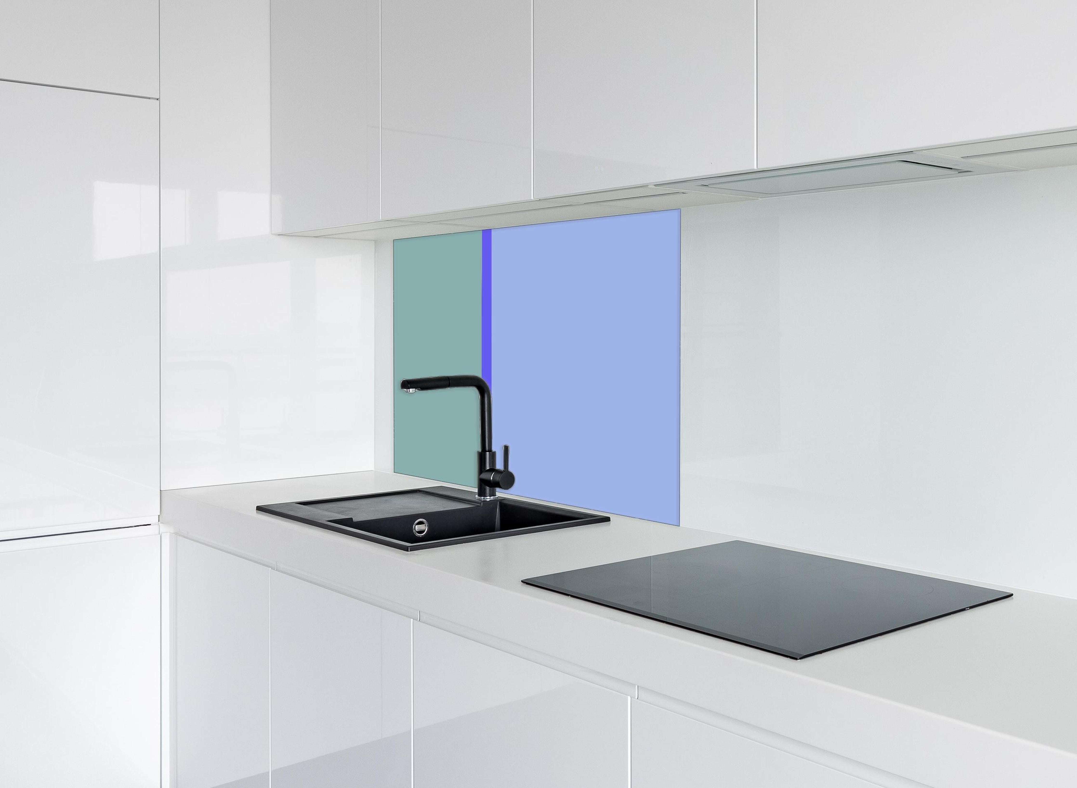 Spritzschutz - The Blues - Easy Vertical - Lavender hinter einem Cerankochfeld zwischen Holz-Kochutensilien