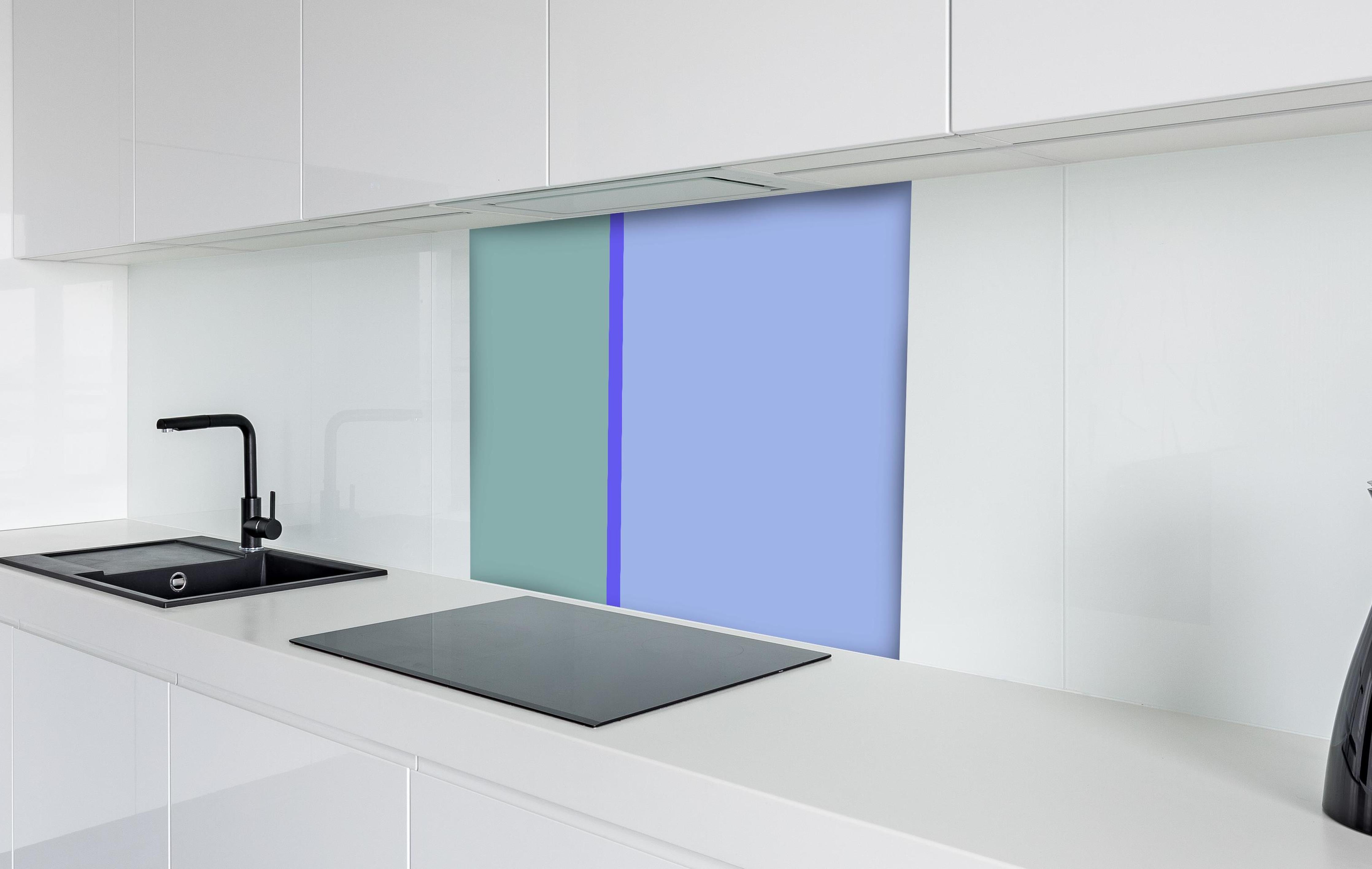 Spritzschutz - The Blues - Easy Vertical - Lavender hinter einem Cerankochfeld zwischen Holz-Kochutensilien