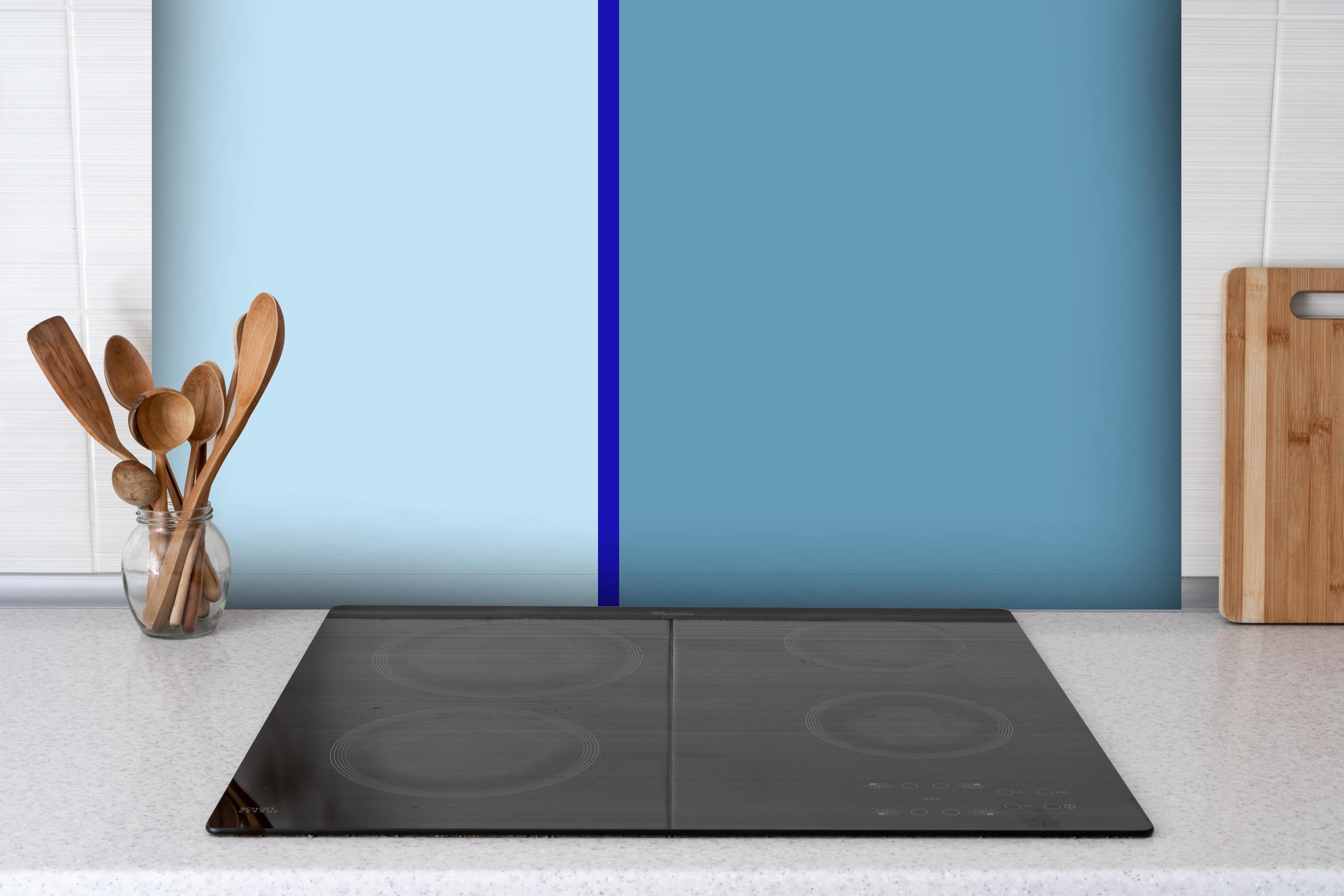 Spritzschutz - The Blues - Easy Vertical - Ocean hinter einem Cerankochfeld zwischen Holz-Kochutensilien
