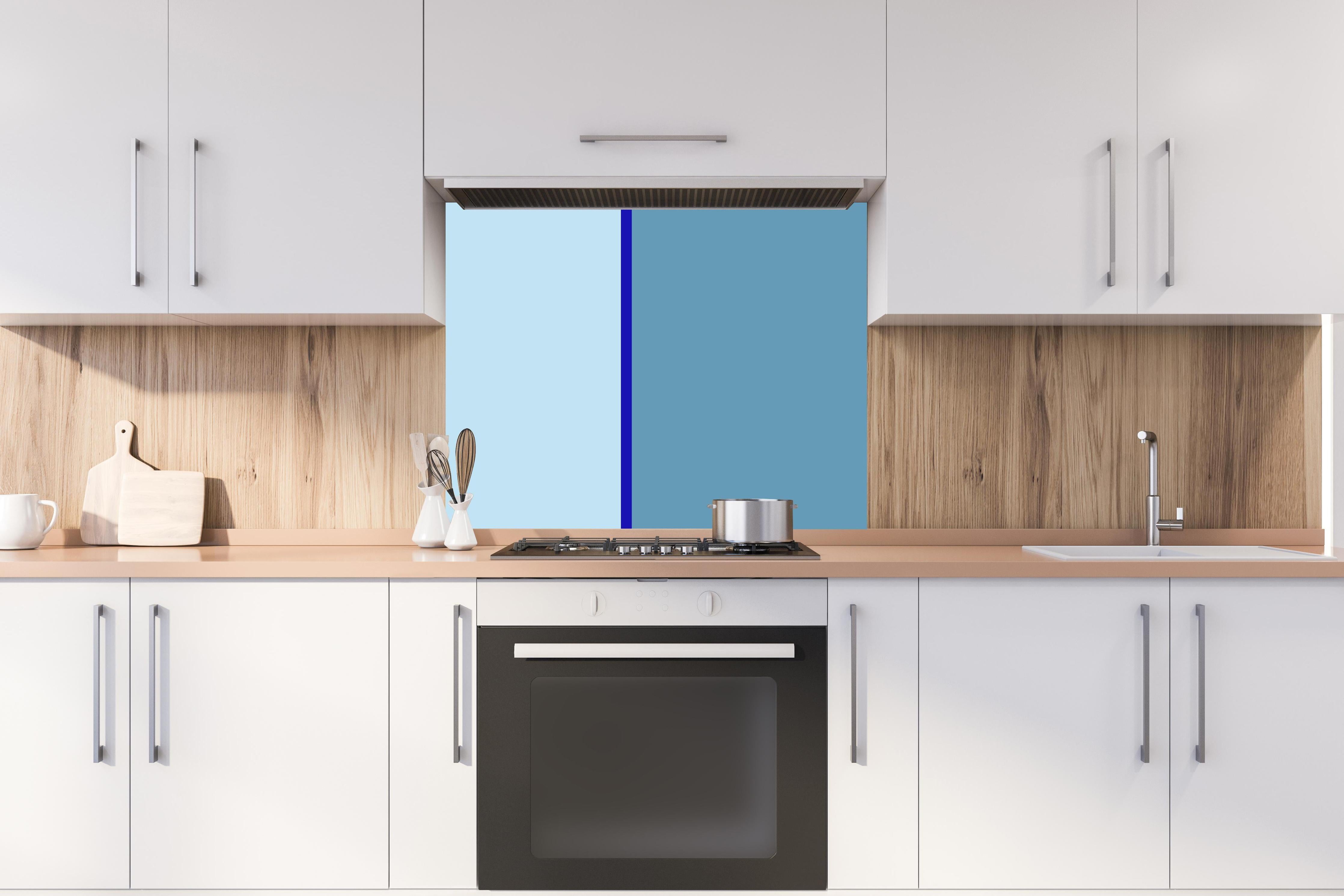 Spritzschutz - The Blues - Easy Vertical - Ocean hinter einem Cerankochfeld zwischen Holz-Kochutensilien