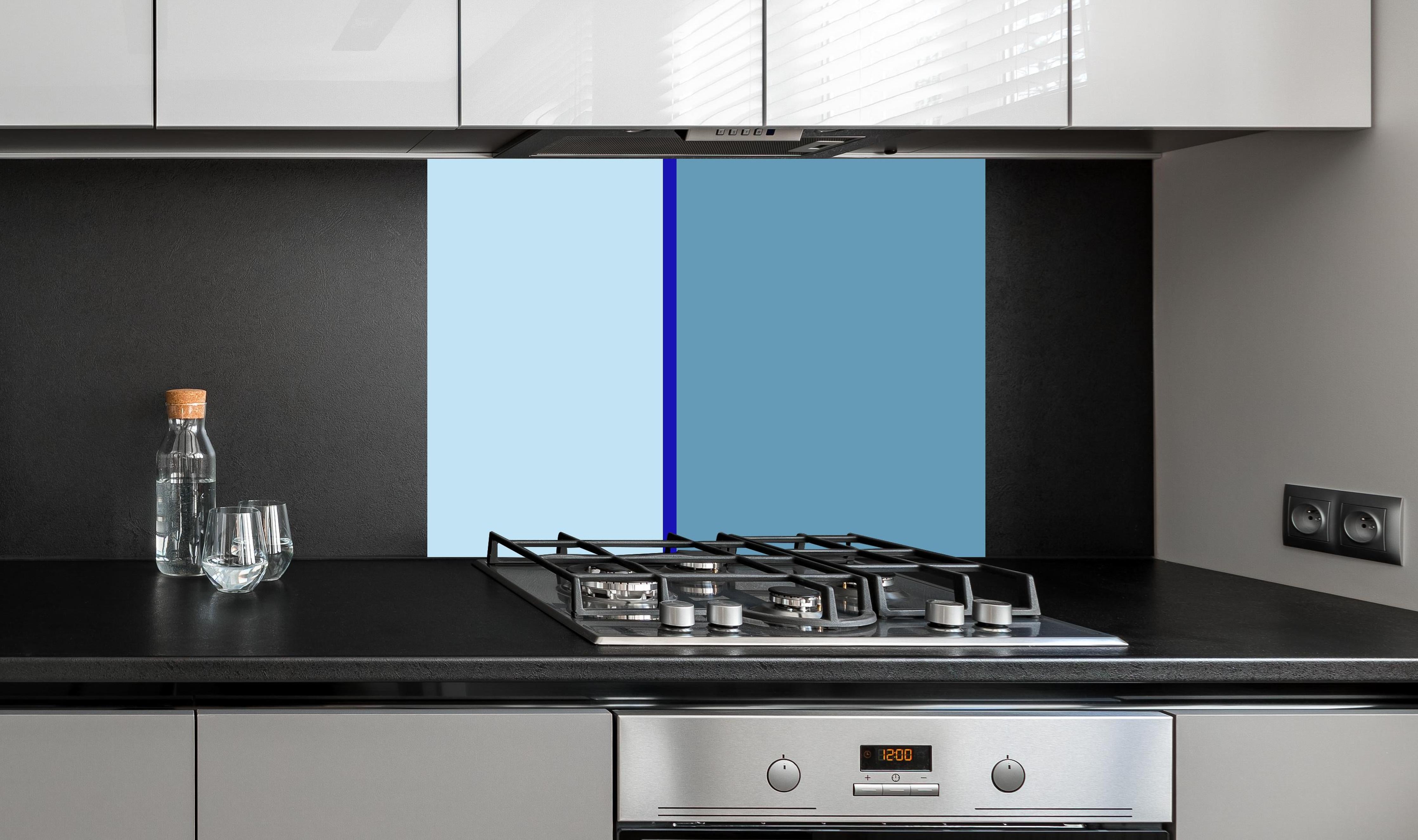 Spritzschutz - The Blues - Easy Vertical - Ocean hinter einem Cerankochfeld zwischen Holz-Kochutensilien