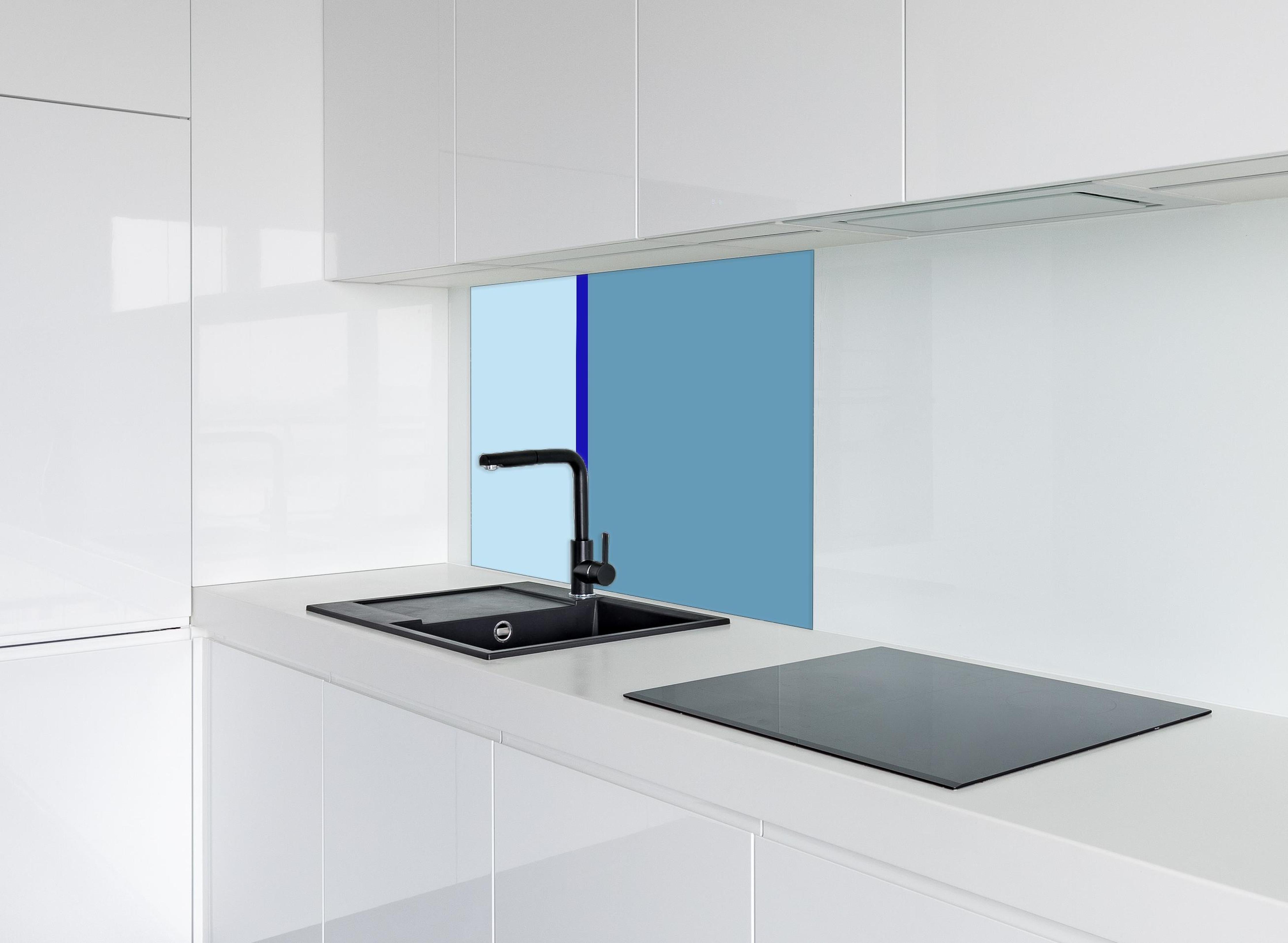 Spritzschutz - The Blues - Easy Vertical - Ocean hinter einem Cerankochfeld zwischen Holz-Kochutensilien