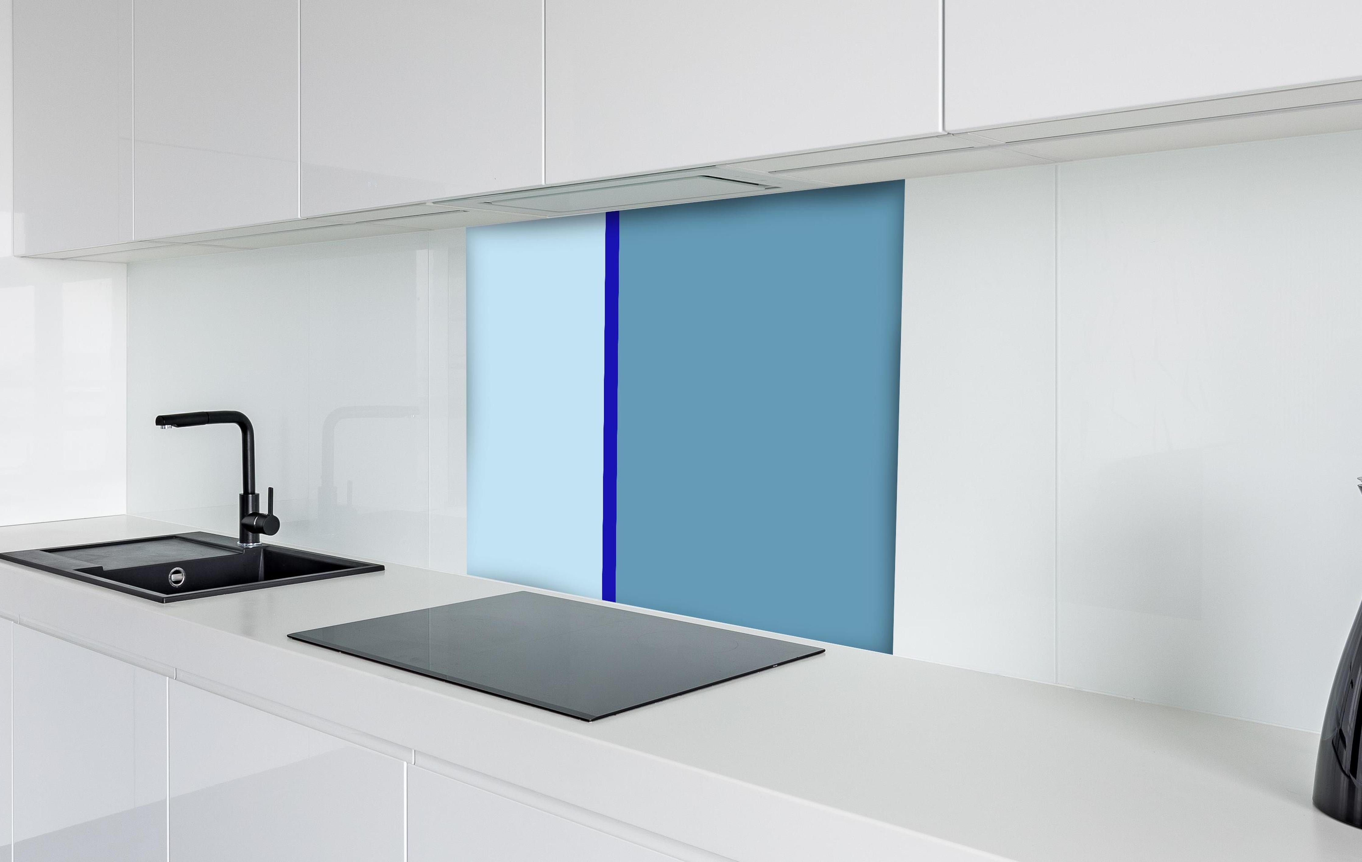 Spritzschutz - The Blues - Easy Vertical - Ocean hinter einem Cerankochfeld zwischen Holz-Kochutensilien