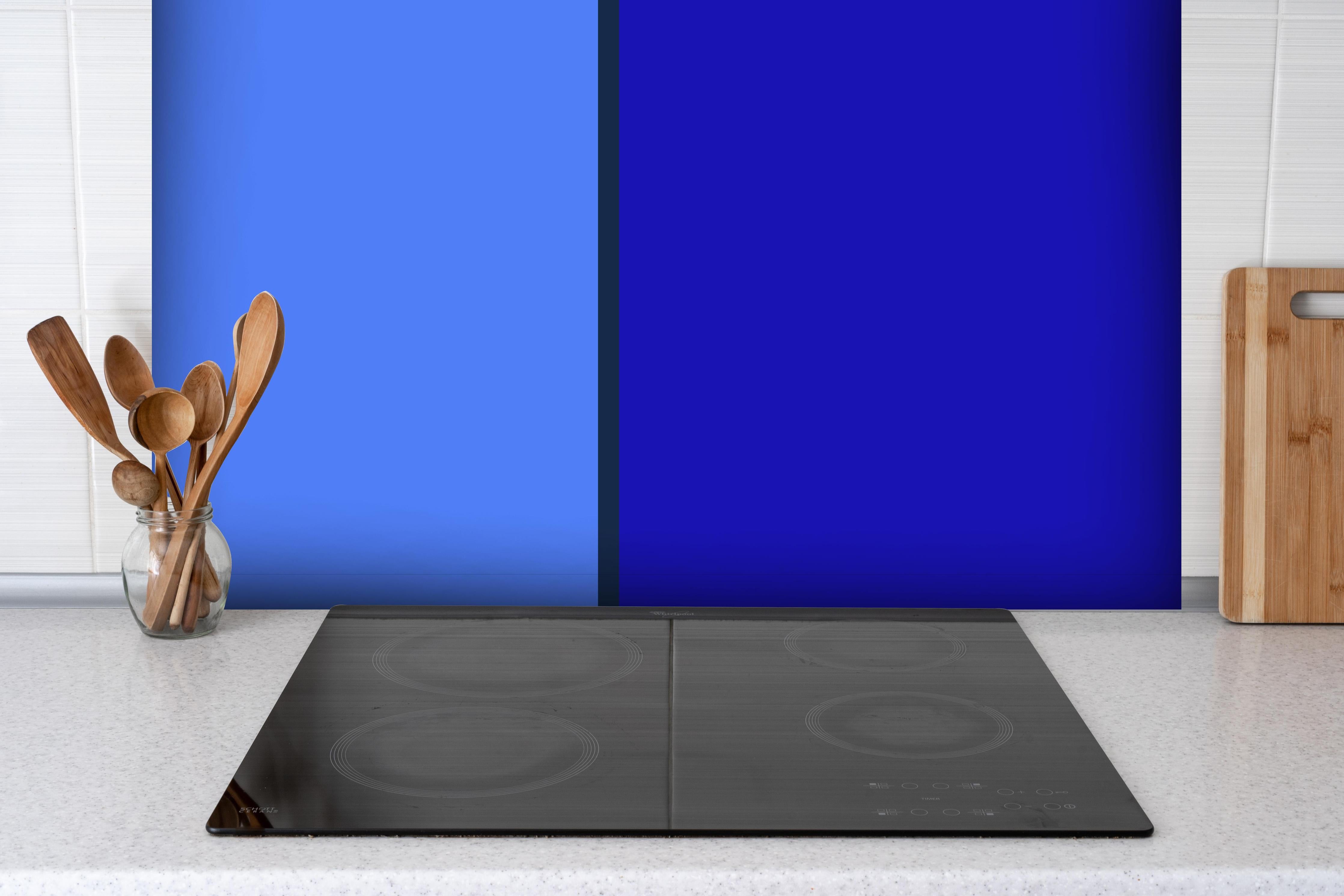 Spritzschutz - The Blues - Easy Vertical - Waterfall hinter einem Cerankochfeld zwischen Holz-Kochutensilien