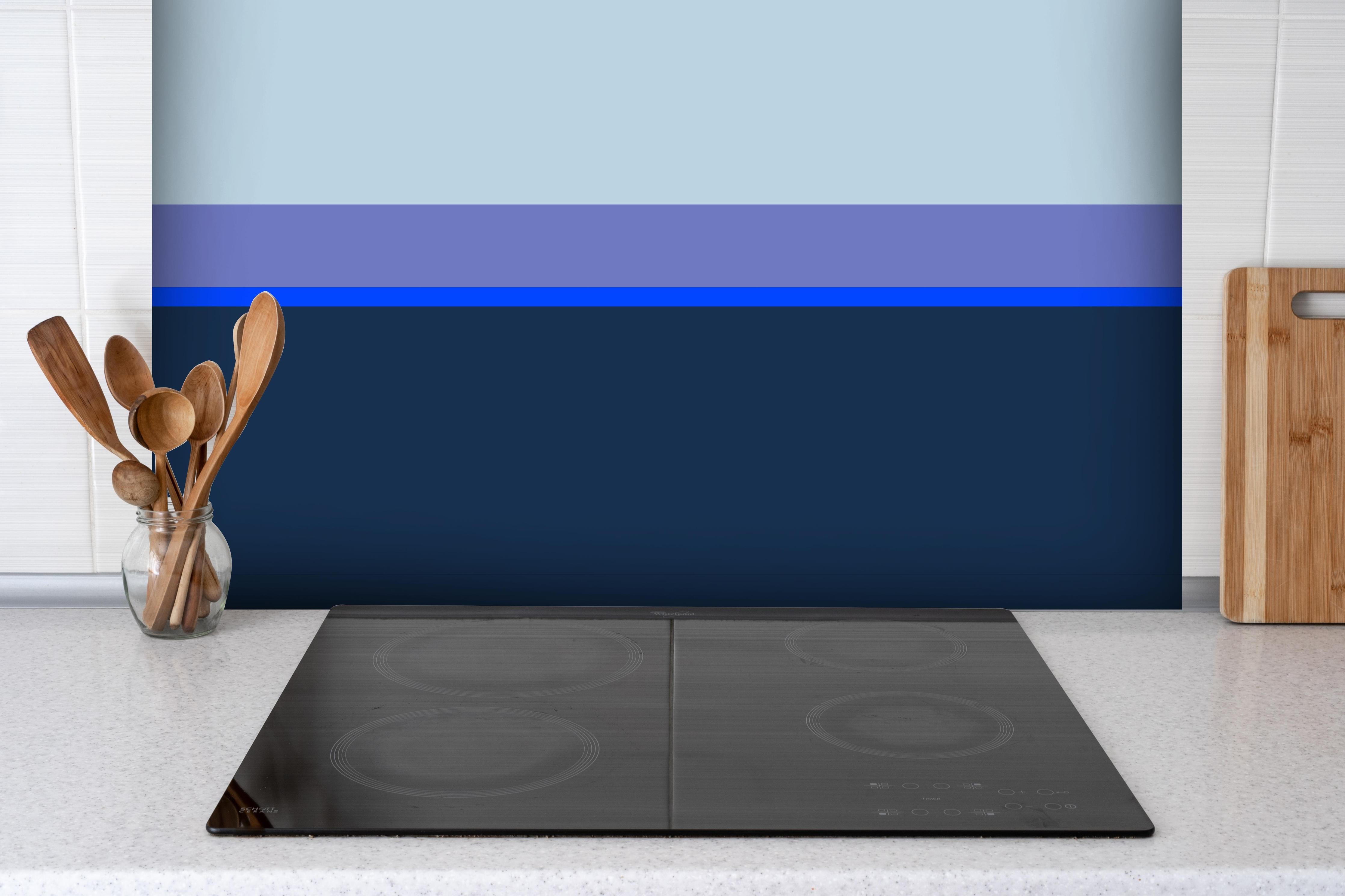 Spritzschutz - The Blues - Horizontal - Blueberry hinter einem Cerankochfeld zwischen Holz-Kochutensilien