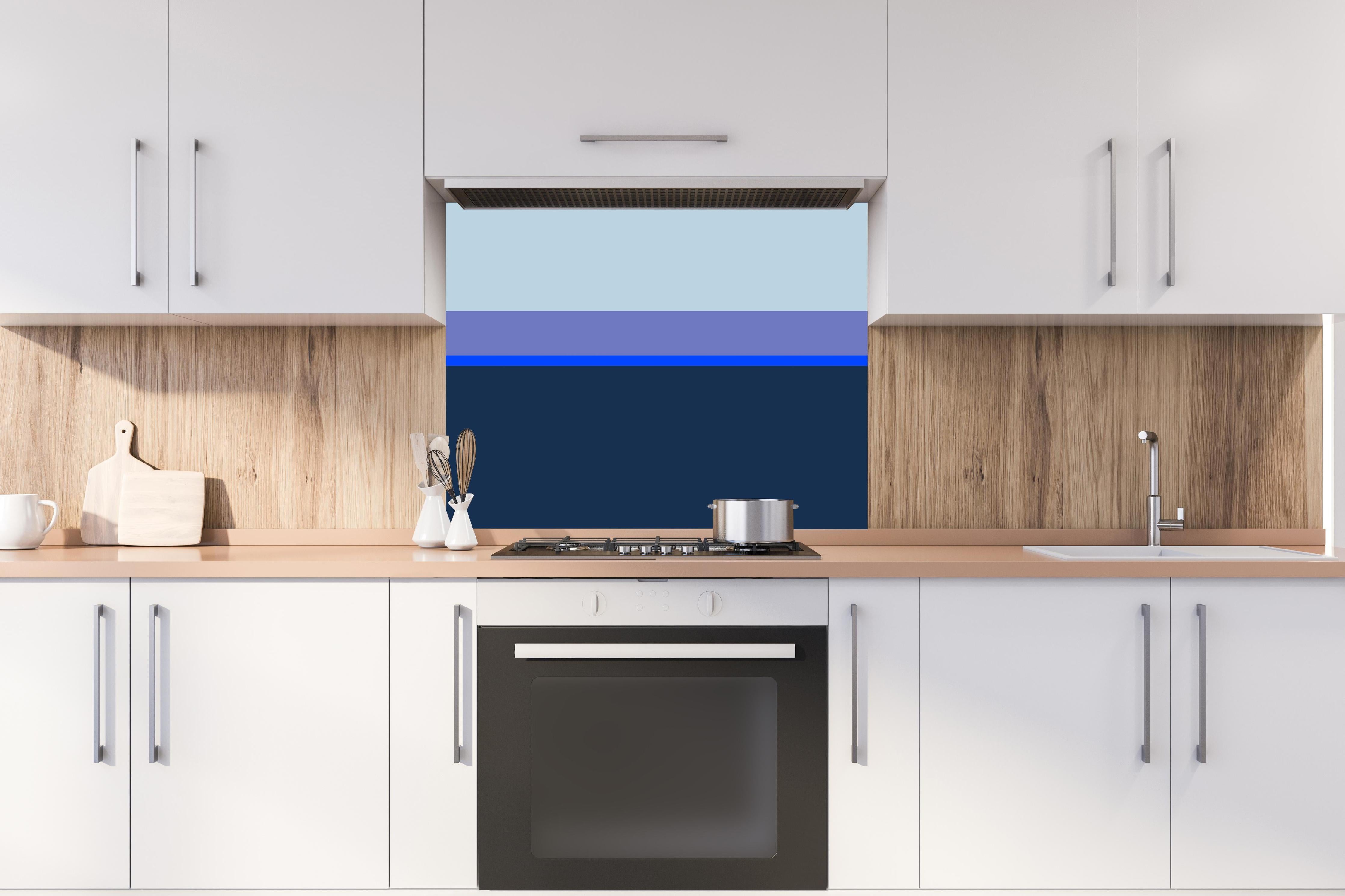 Spritzschutz - The Blues - Horizontal - Blueberry hinter einem Cerankochfeld zwischen Holz-Kochutensilien