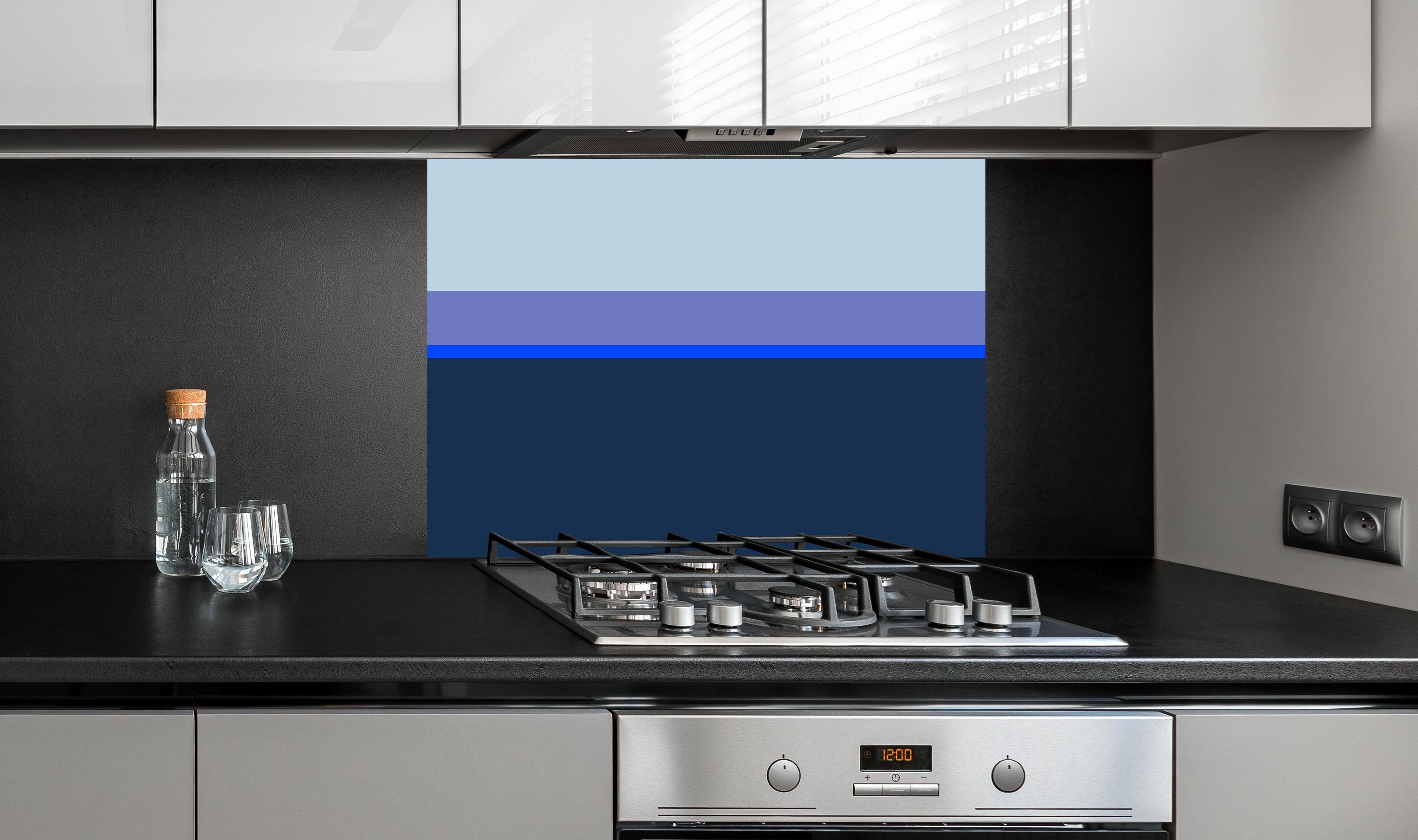 Spritzschutz - The Blues - Horizontal - Blueberry hinter einem Cerankochfeld zwischen Holz-Kochutensilien