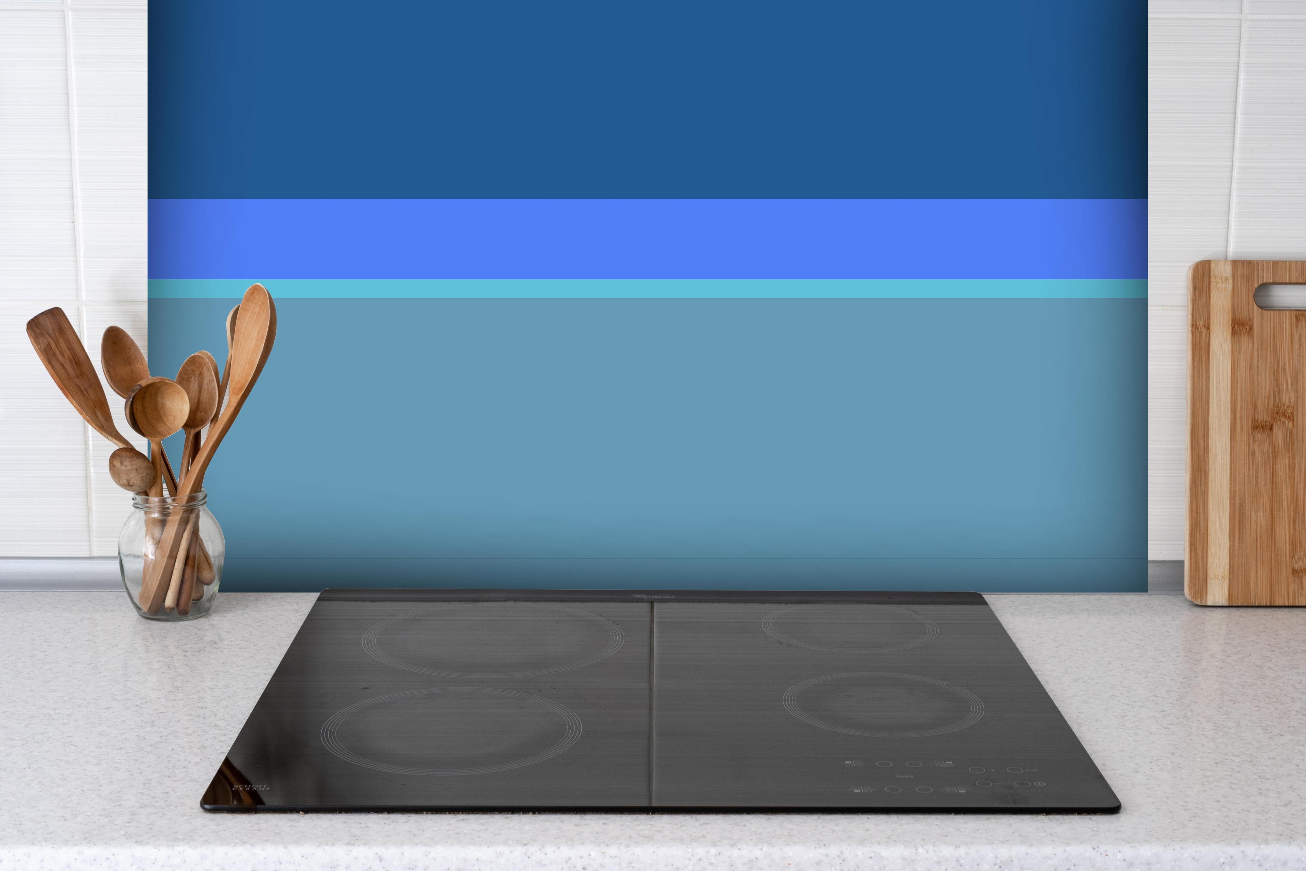 Spritzschutz - The Blues - Horizontal - Cornflower hinter einem Cerankochfeld zwischen Holz-Kochutensilien