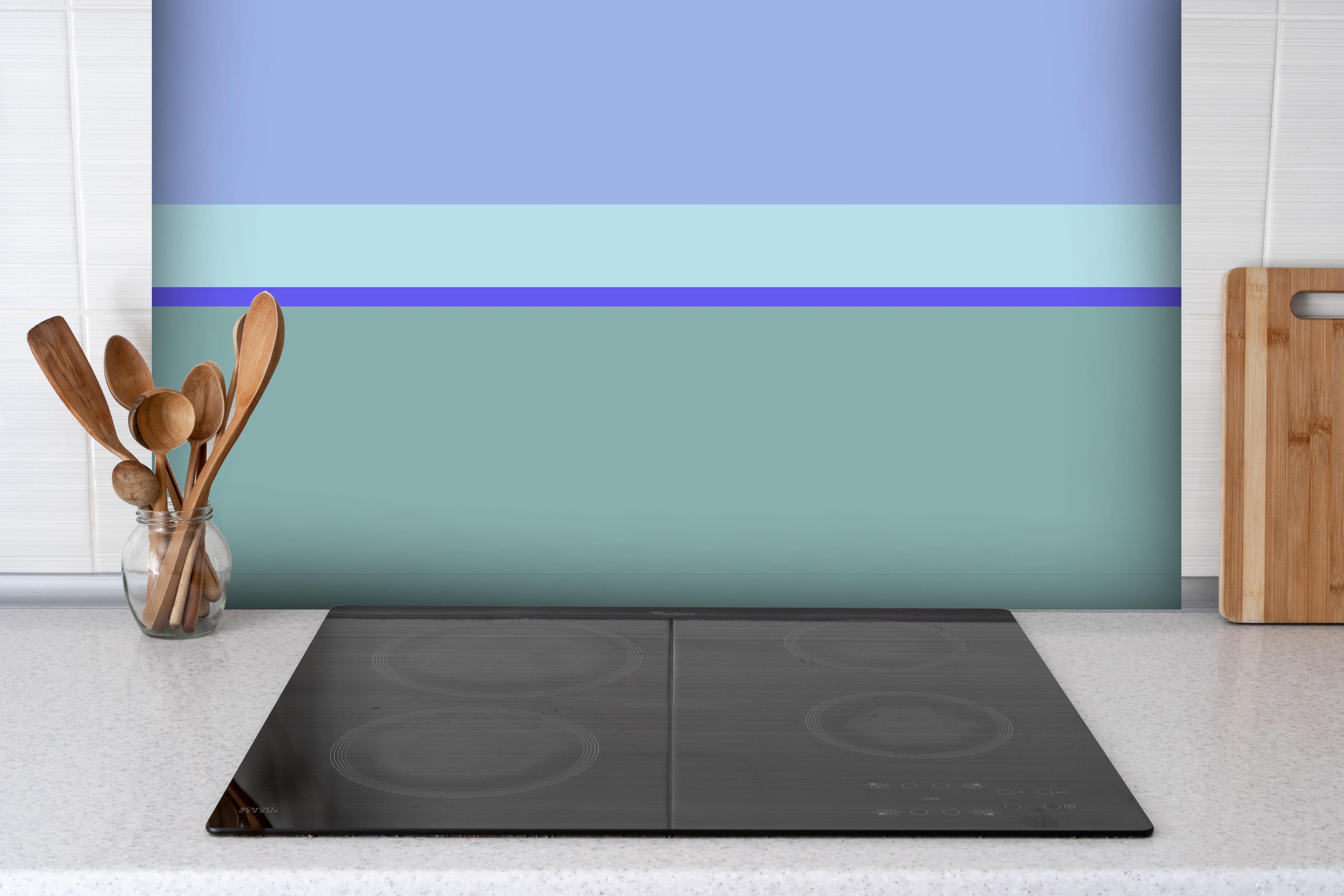 Spritzschutz - The Blues - Horizontal - Lavender hinter einem Cerankochfeld zwischen Holz-Kochutensilien