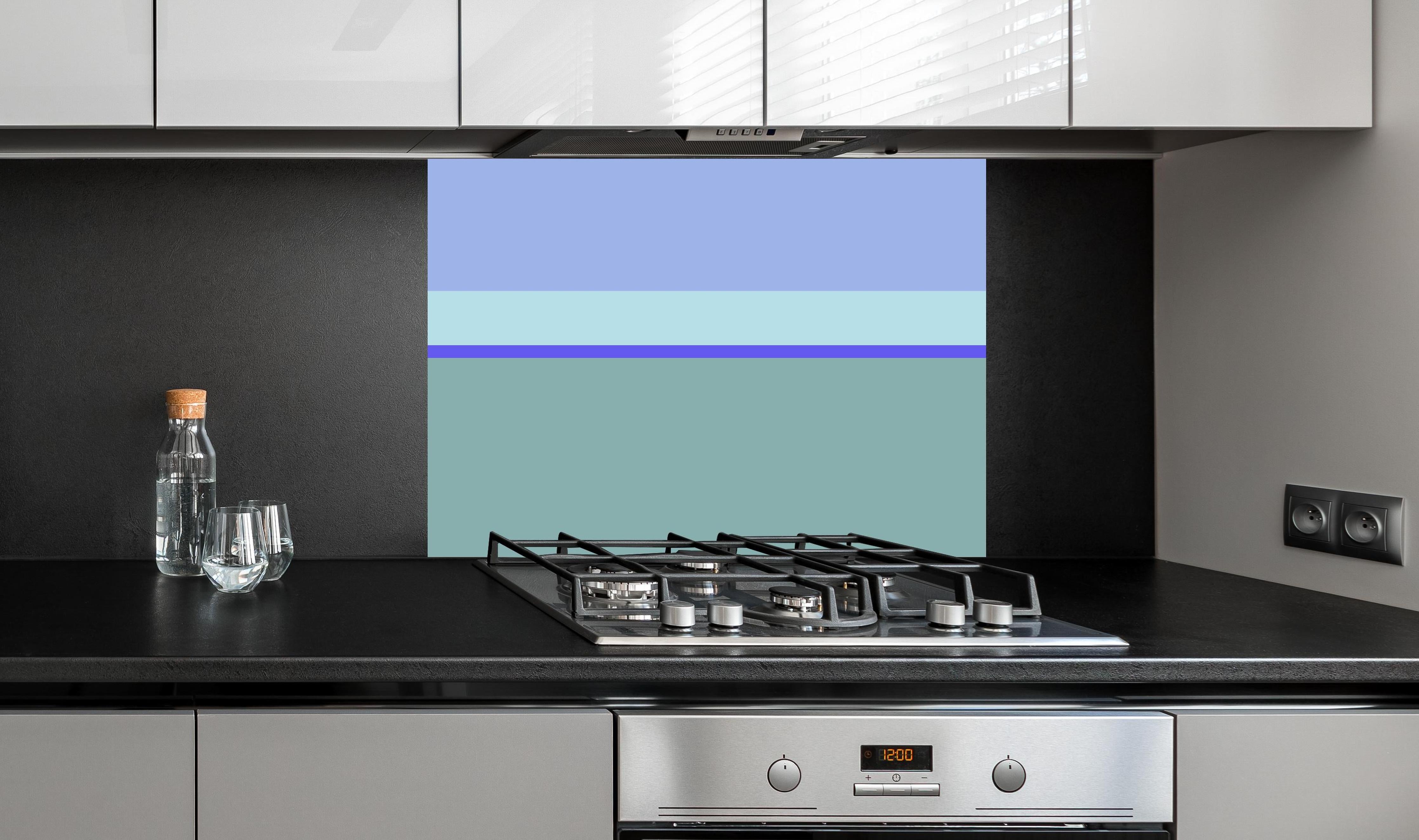 Spritzschutz - The Blues - Horizontal - Lavender hinter einem Cerankochfeld zwischen Holz-Kochutensilien