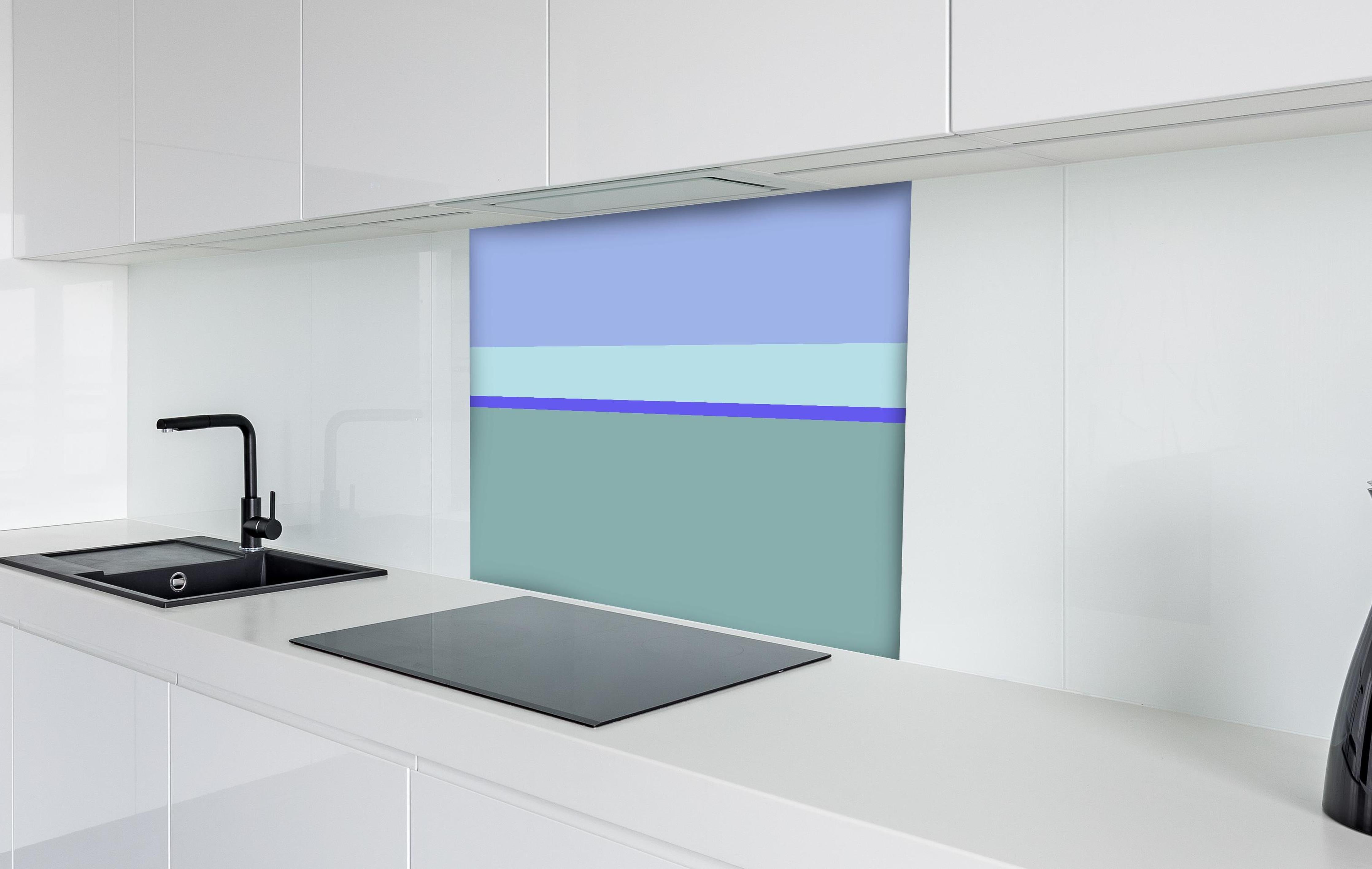 Spritzschutz - The Blues - Horizontal - Lavender hinter einem Cerankochfeld zwischen Holz-Kochutensilien