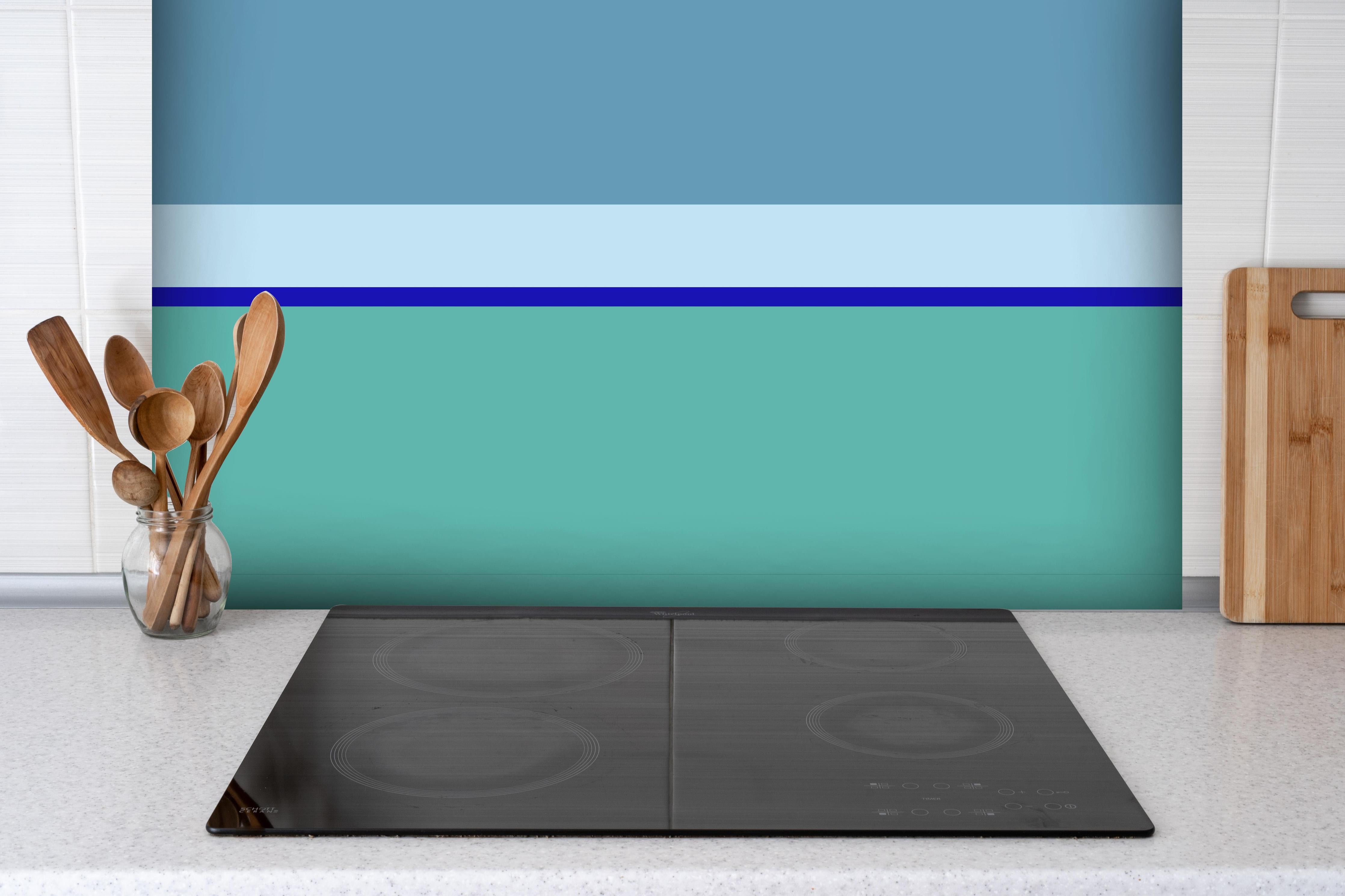 Spritzschutz - The Blues - Horizontal - Ocean hinter einem Cerankochfeld zwischen Holz-Kochutensilien