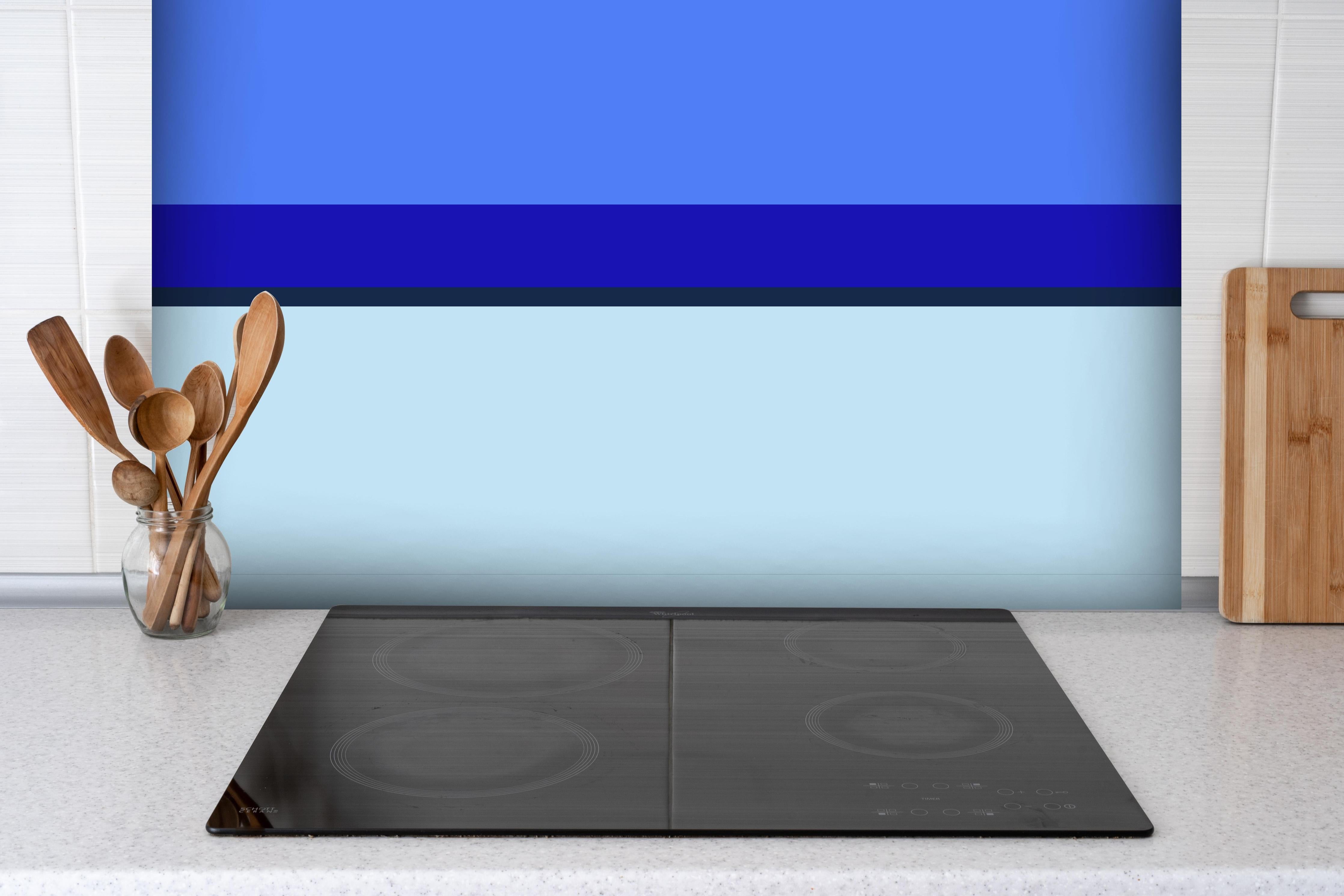 Spritzschutz - The Blues - Horizontal - Waterfall hinter einem Cerankochfeld zwischen Holz-Kochutensilien