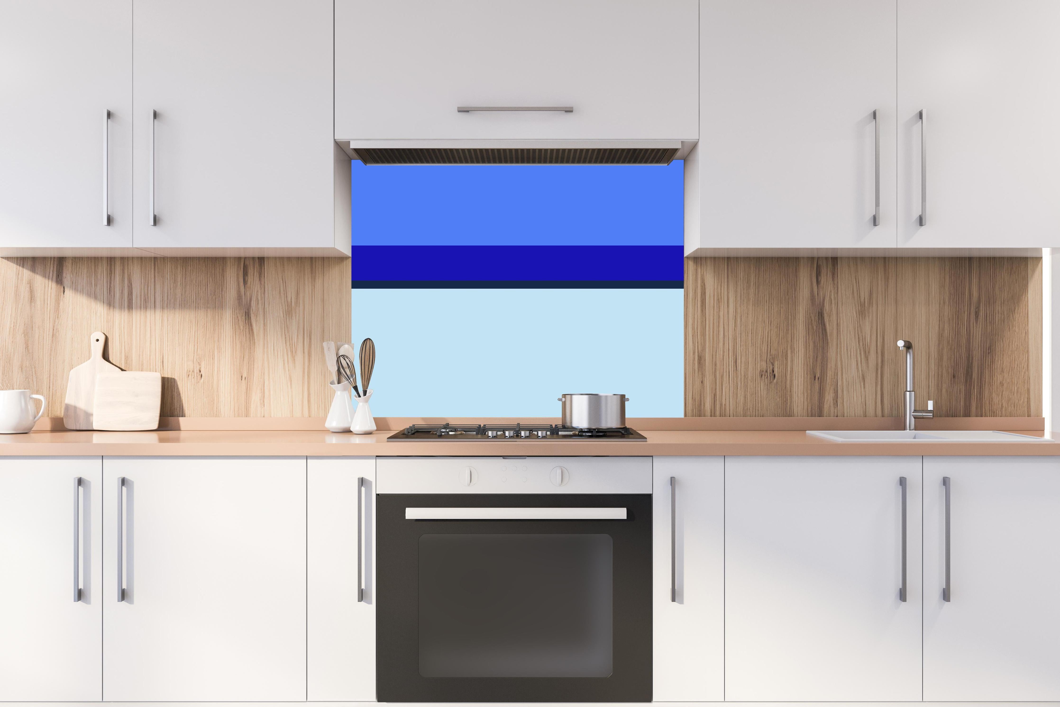 Spritzschutz - The Blues - Horizontal - Waterfall hinter einem Cerankochfeld zwischen Holz-Kochutensilien