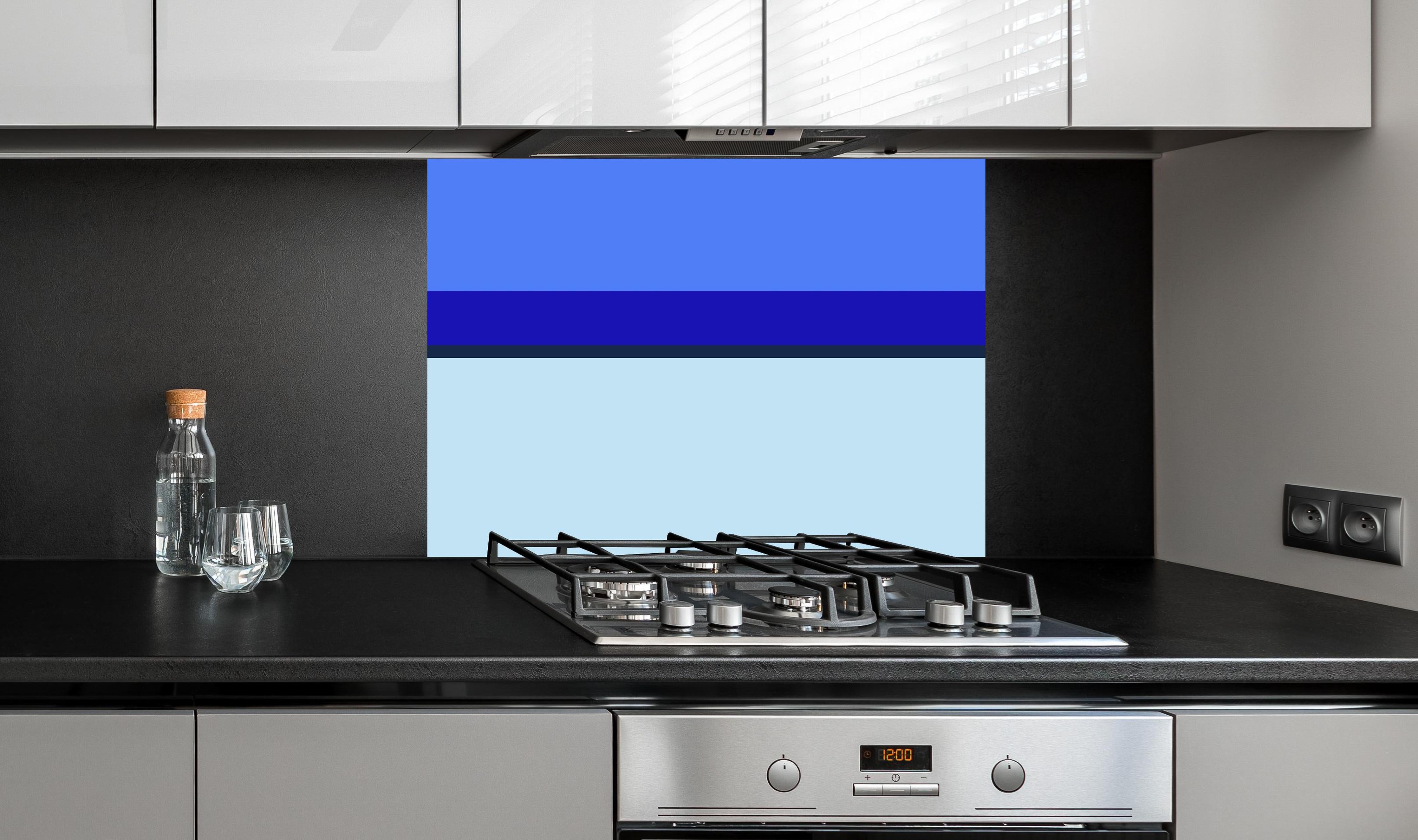 Spritzschutz - The Blues - Horizontal - Waterfall hinter einem Cerankochfeld zwischen Holz-Kochutensilien