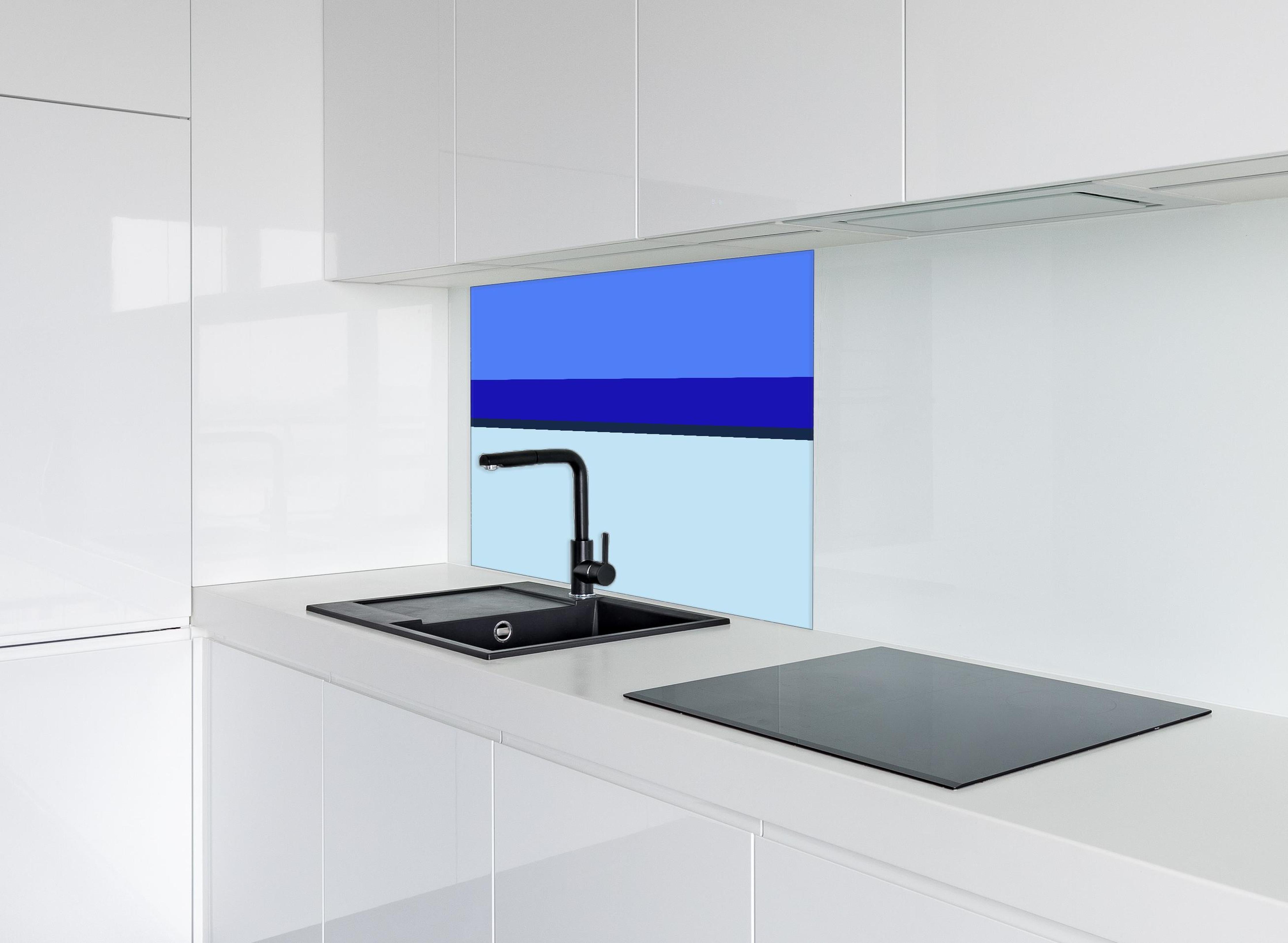 Spritzschutz - The Blues - Horizontal - Waterfall hinter einem Cerankochfeld zwischen Holz-Kochutensilien