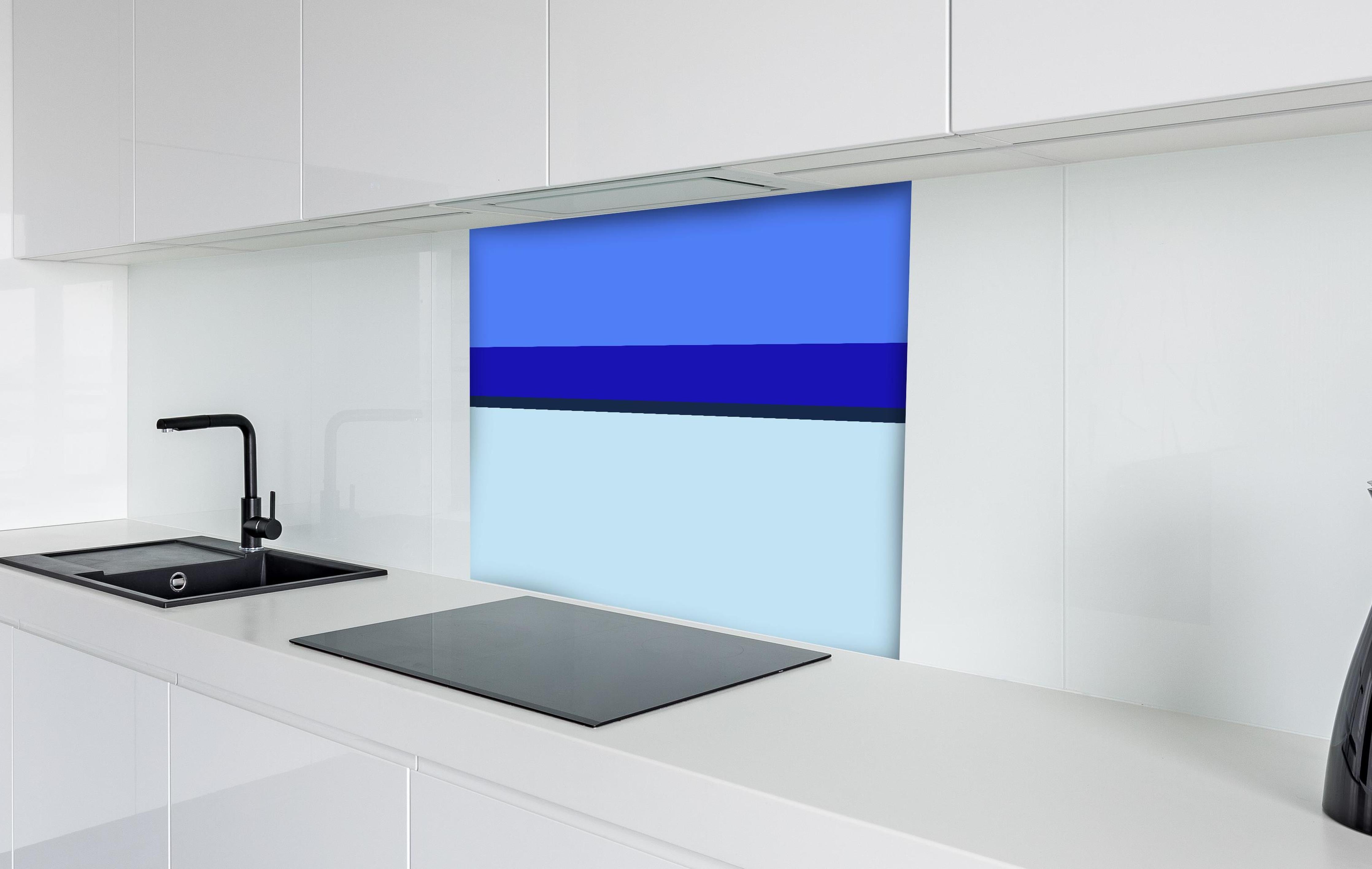 Spritzschutz - The Blues - Horizontal - Waterfall hinter einem Cerankochfeld zwischen Holz-Kochutensilien