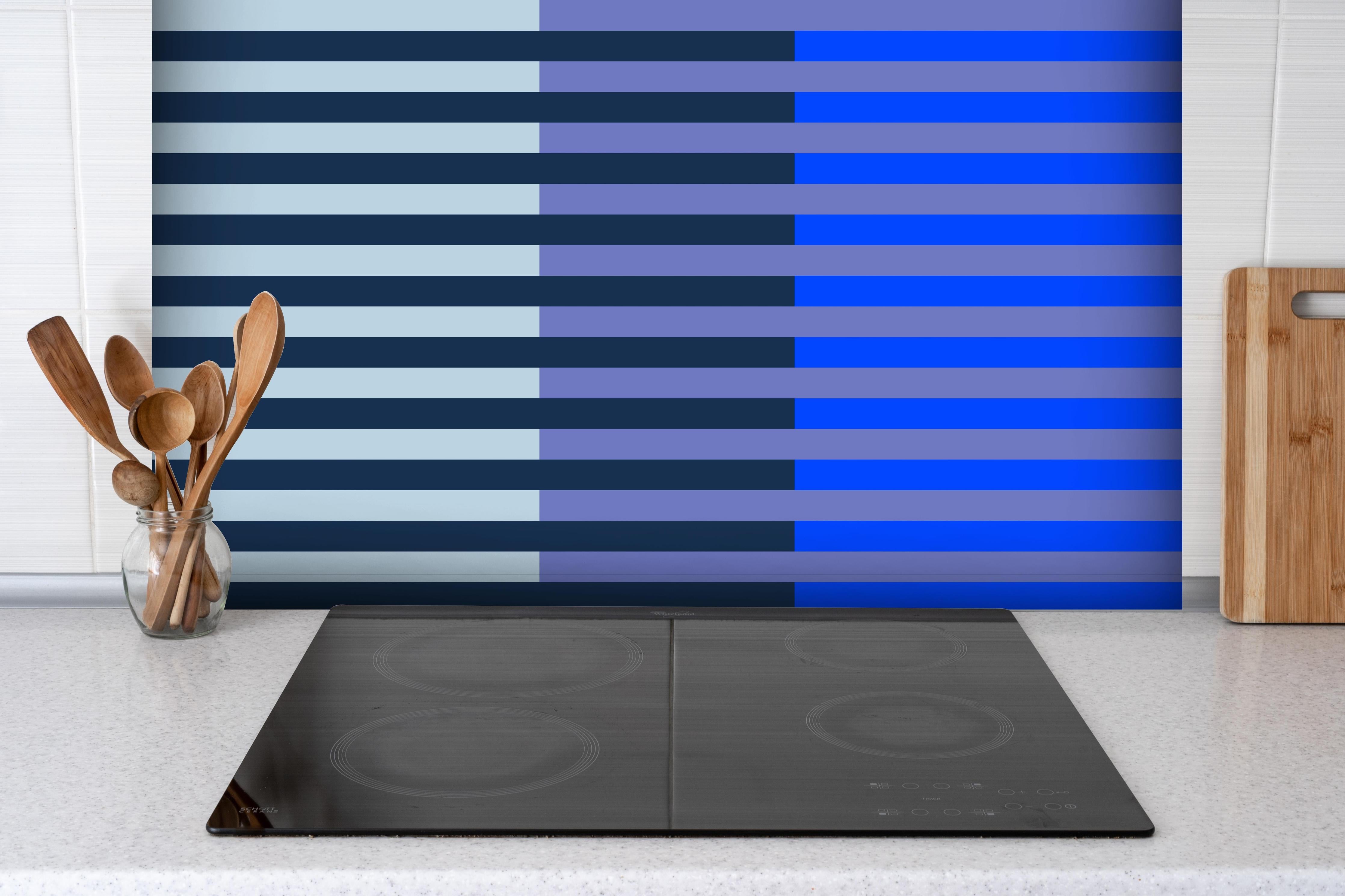 Spritzschutz - The Blues - Multy Stripes - Blueberry hinter einem Cerankochfeld zwischen Holz-Kochutensilien
