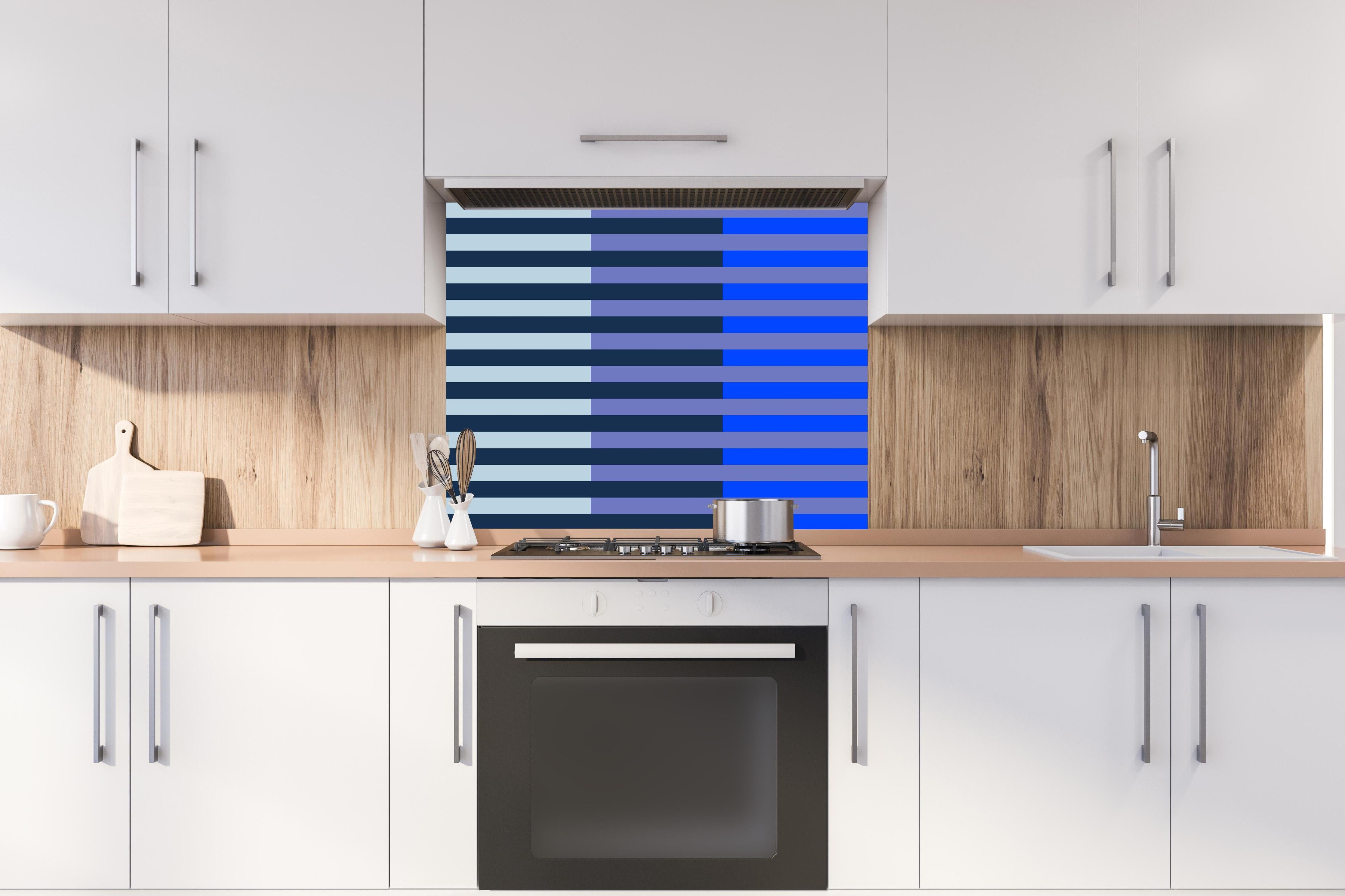 Spritzschutz - The Blues - Multy Stripes - Blueberry hinter einem Cerankochfeld zwischen Holz-Kochutensilien