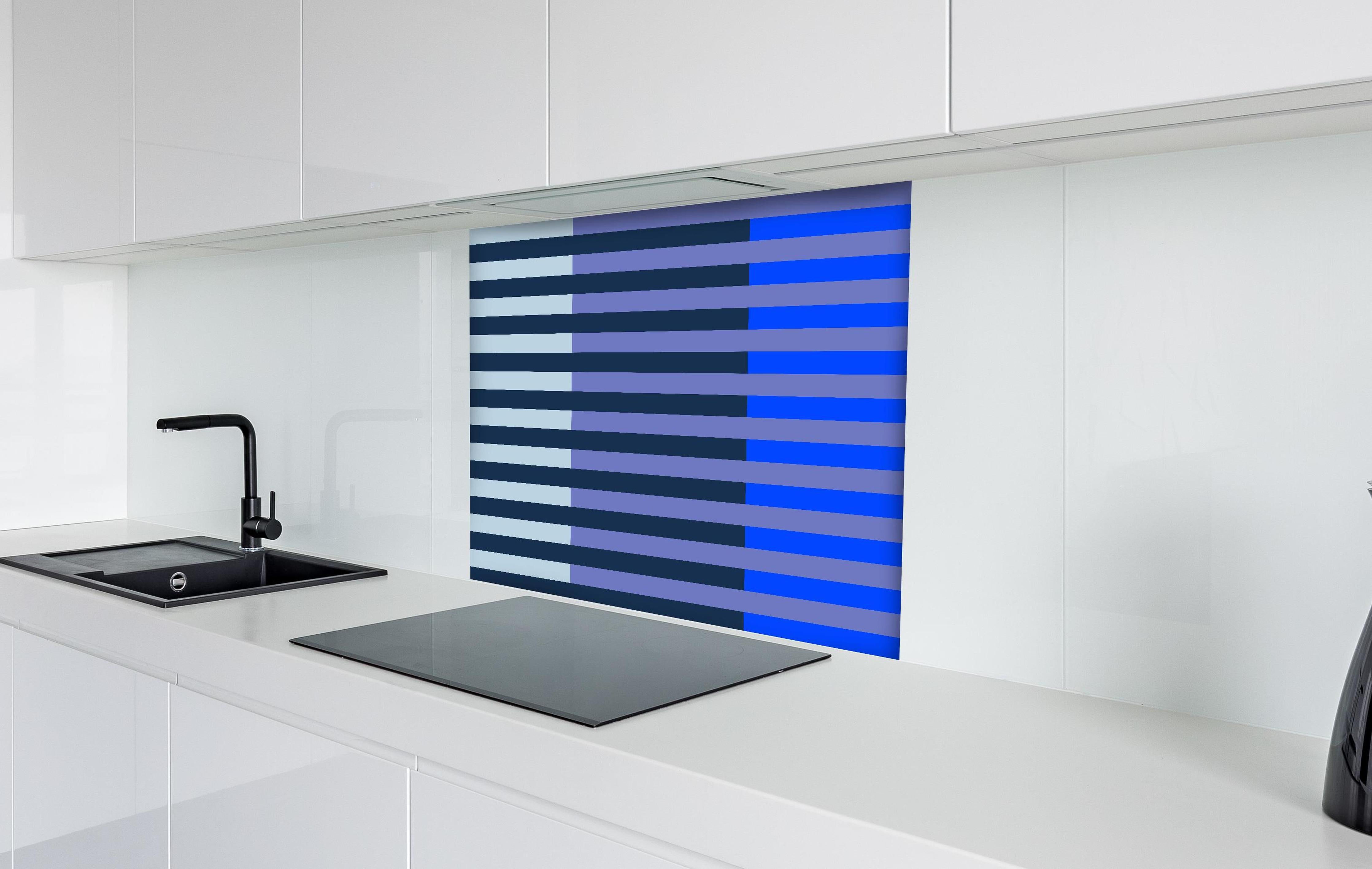 Spritzschutz - The Blues - Multy Stripes - Blueberry hinter einem Cerankochfeld zwischen Holz-Kochutensilien